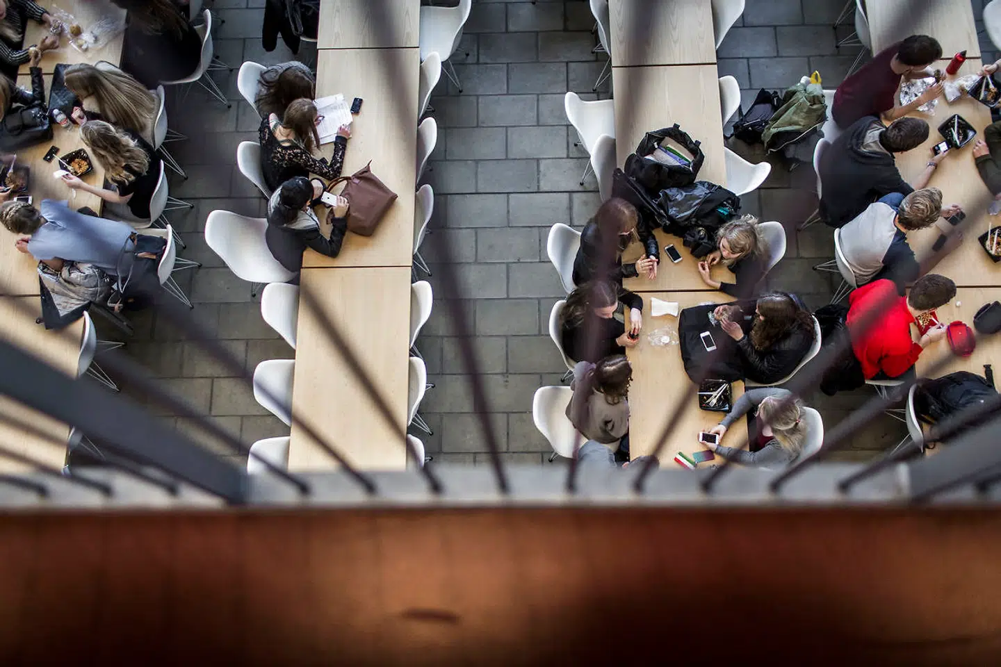 Mere end halvdelen af piger i alderen 16-24 år føler sig stressede, lyder det i en af de mange undersøgelser, der viser, at unge mistrives mere end nogensinde før. Men står det virkelig så slemt til, og hvad ligger bag de høje tal? Eksperter giver deres bud.