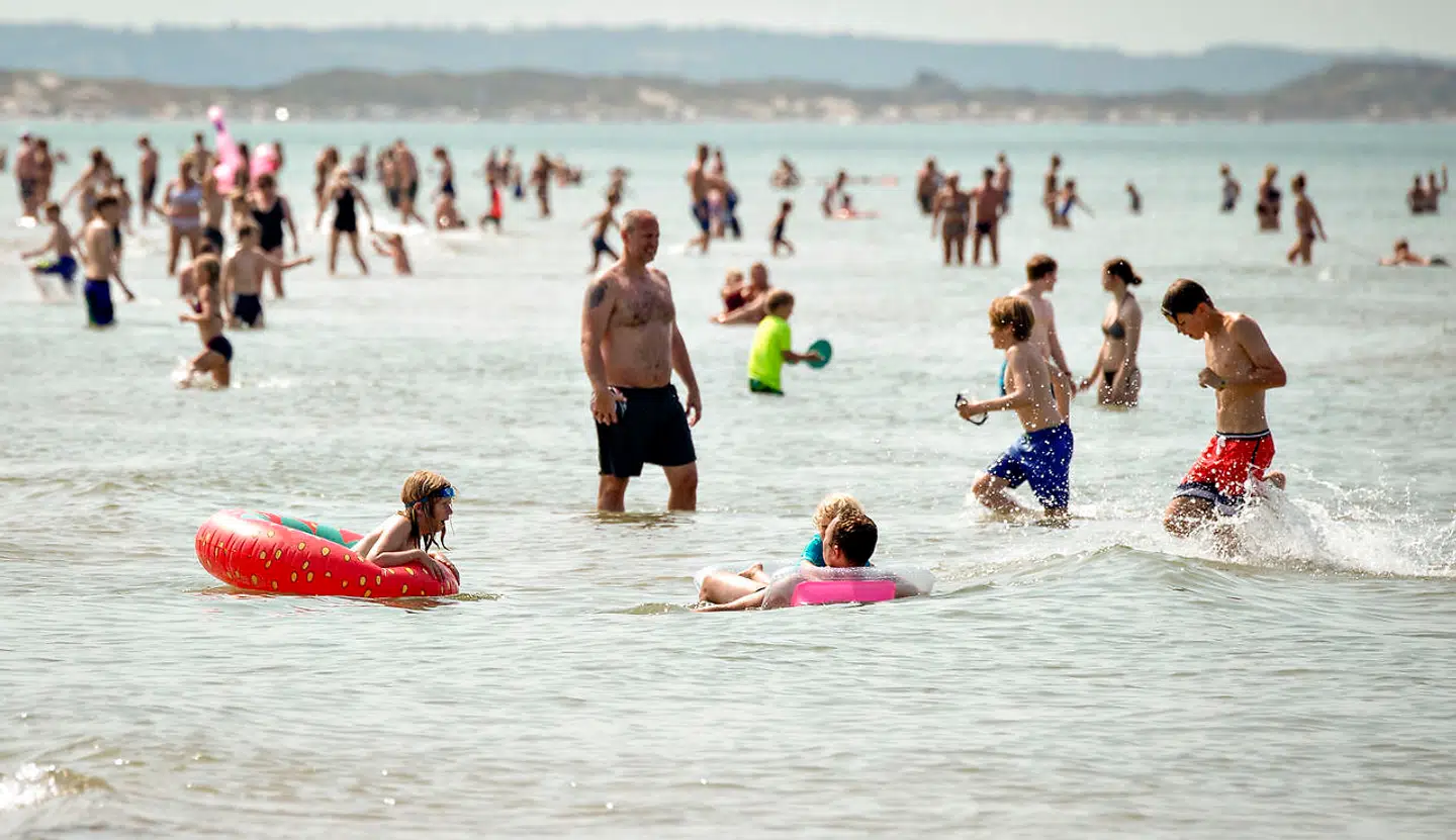 »I min verden er alle børn alles ansvar. Også selv om (eller måske især når) forældrene ikke følger de gængse baderåd om at bade sammen med deres børn og altid holde øje med dem,« skriver Charlotte Højlund Christensen.