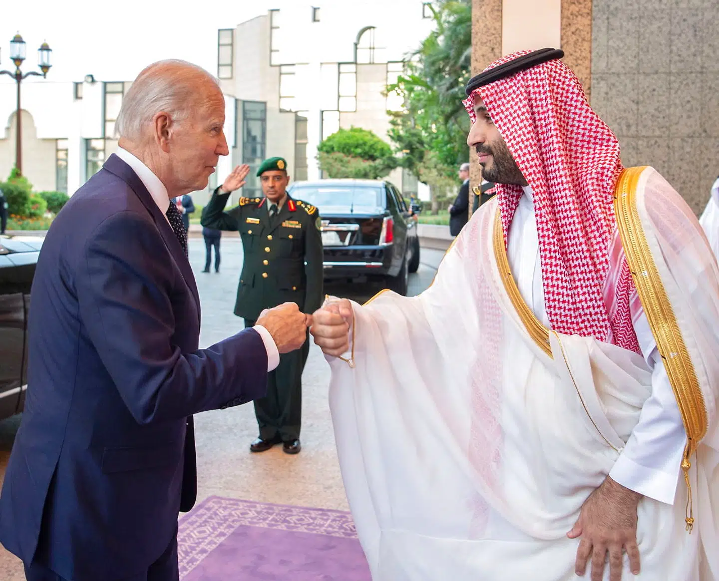Sådan ser en amerikansk præsident ud, når han for nationen er nødt til at ydmyge sig ved at hilse på en mand, som han mener er morder. Joe Bidens besøg i Saudi-Arabien kommer til at stå som en skamstøtte blandt mange amerikanere, fordi Biden i sin valgkamp rettede angreb mod Saudi-Arabien for at være en pariastat på grund af brud på menneskerettighederne.
