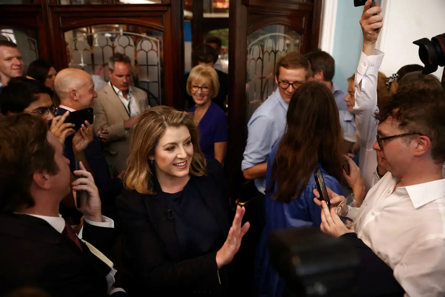 Uhadada, her er Penny Mordaunt, som de britiske højremedier frygter kan ende som ny konservativ leder og dermed Boris Johnsons afløser. Og de er ikke begejstrede.