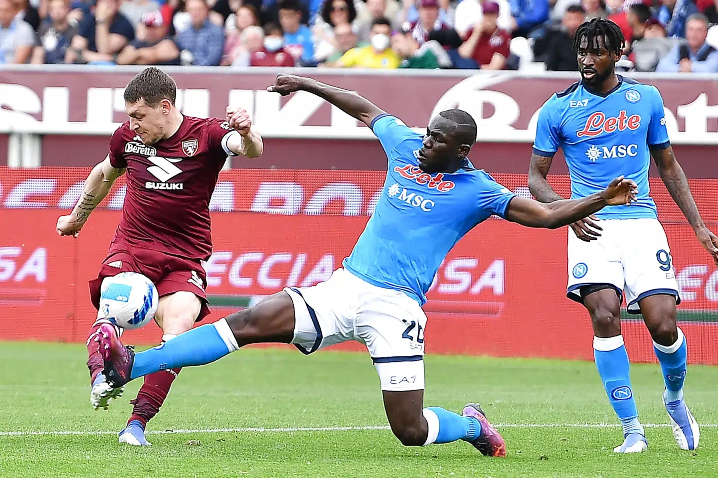 Chelsea betaler ifølge britiske medier 32 millioner pund for Kalidou Koulibaly, der her forsøger at blokere et skud i en kamp mellem Torino og Napoli. Beløbet svarer til 280 millioner kroner. Alessandro Di Marco/Ritzau Scanpix