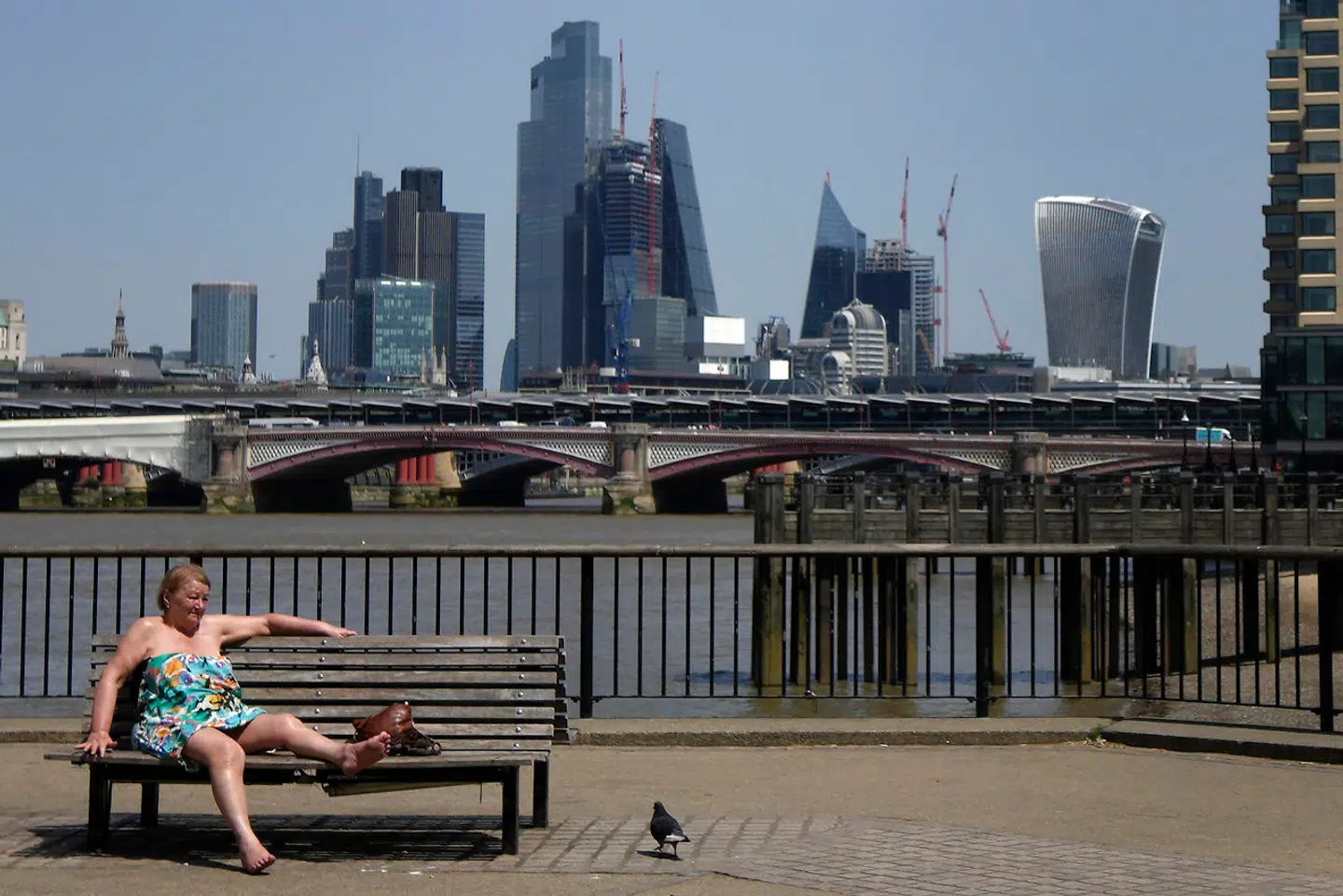 En ekstrem varme er kommet til Storbritannien. På mandag forudsiger meteorologerne en temperatur på op til 40 grader i London. Sker det, vil det være ny varmerekord på britiskjord.