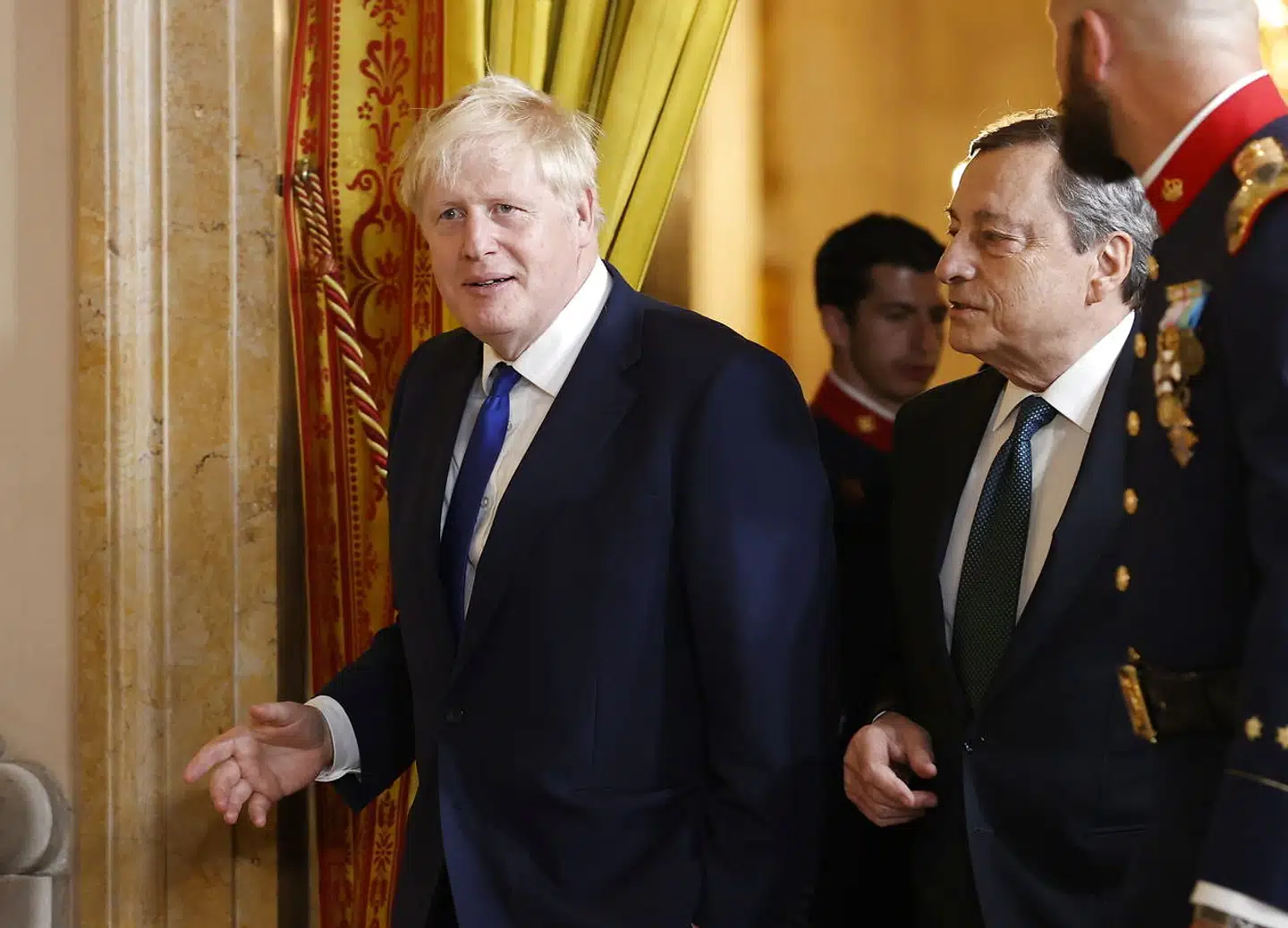 Set fra Moskva er Boris Johnson og Mario Draghi – her sammen under forrige uges NATO-topmøde – begge faldet i konflikten om Ukraine. Den italienske premierminister er dog ikke helt »død« endnu. Men ender han med at forlade sin post, kan det blive skæbnesvangert for Europa.