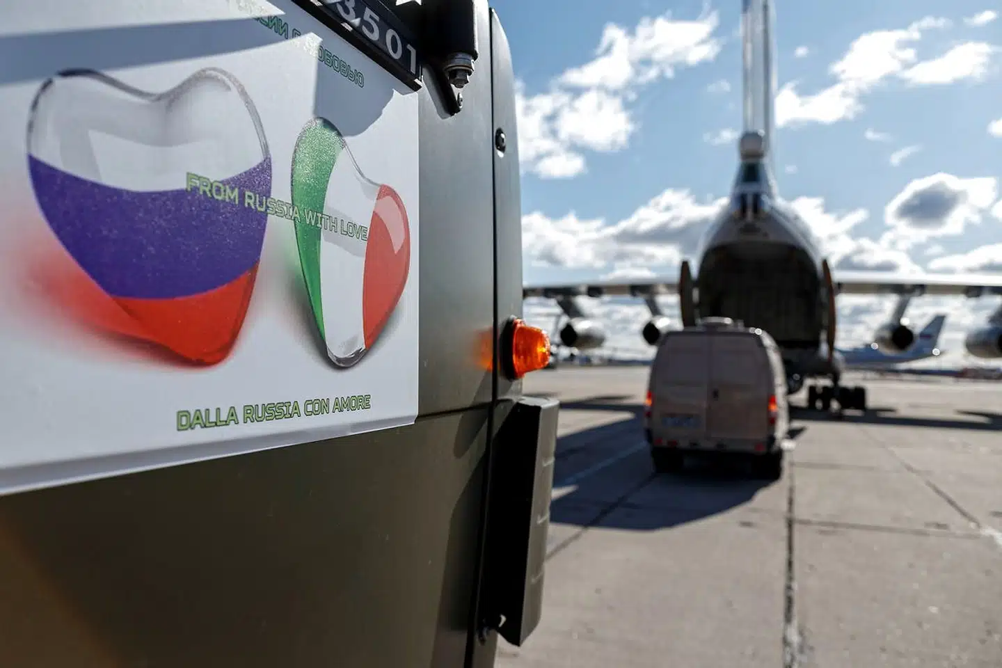 Da Rusland under pandemiens første og katastrofale fase sendte nødhjælp til Italien, sørgede regimet i Kreml for at tage det symbolpolitiske stik hjem – uden protester fra regeringen i Rom, der på det tidspunkt var ledet af Femstjernebevægelsen.