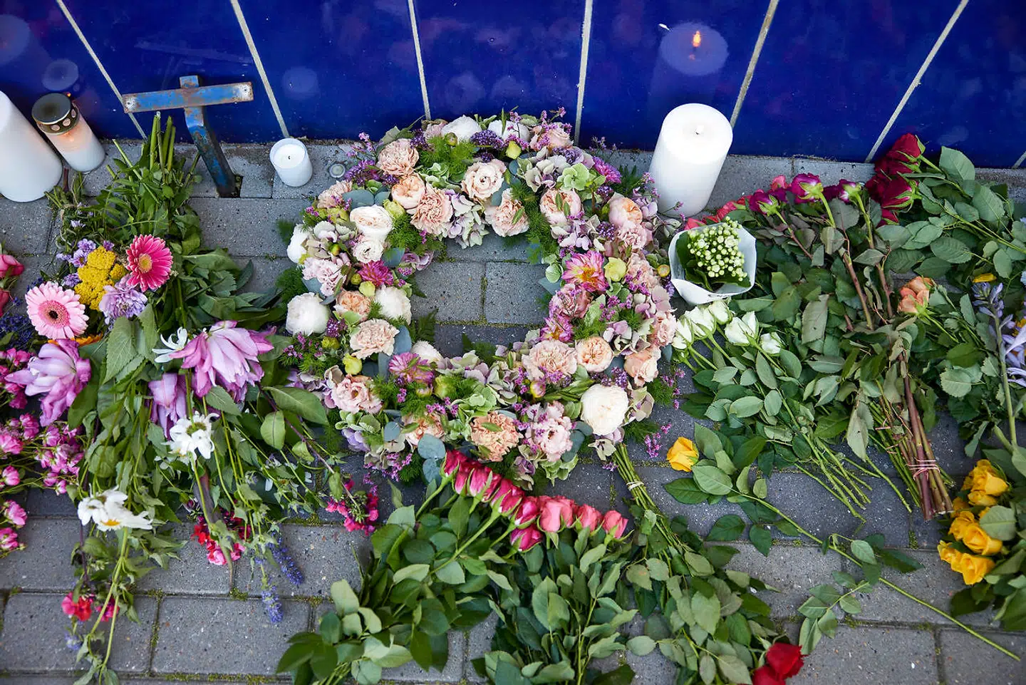 Bloster foran Tivoli Friheden i Aarhus fredag den 15. juli 2022. I går torsdag mistede en 14 årig pige livet og en 13 årig dreng kom til skade i forlystelsen Cobraen.. (Foto: Mikkel Berg Pedersen/Ritzau Scanpix)