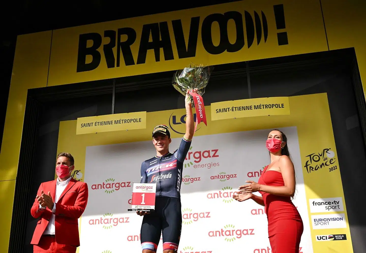 Mads Pedersen på vinderpodiet efter dagens etape.