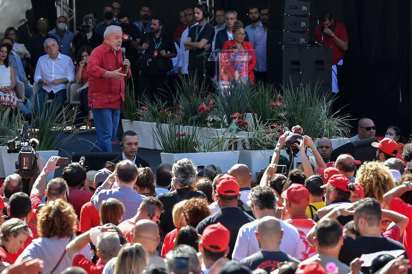 Lula da Silva taler ved et valgmøde i São Paulo. Den tidligere præsident og hans tilhængere klæder sig ofte i rødt. Og det var blandt andet synet af den »fjendtlige« farve, som lørdag fik en Bolsonaro-tilhænger til at gå amok.