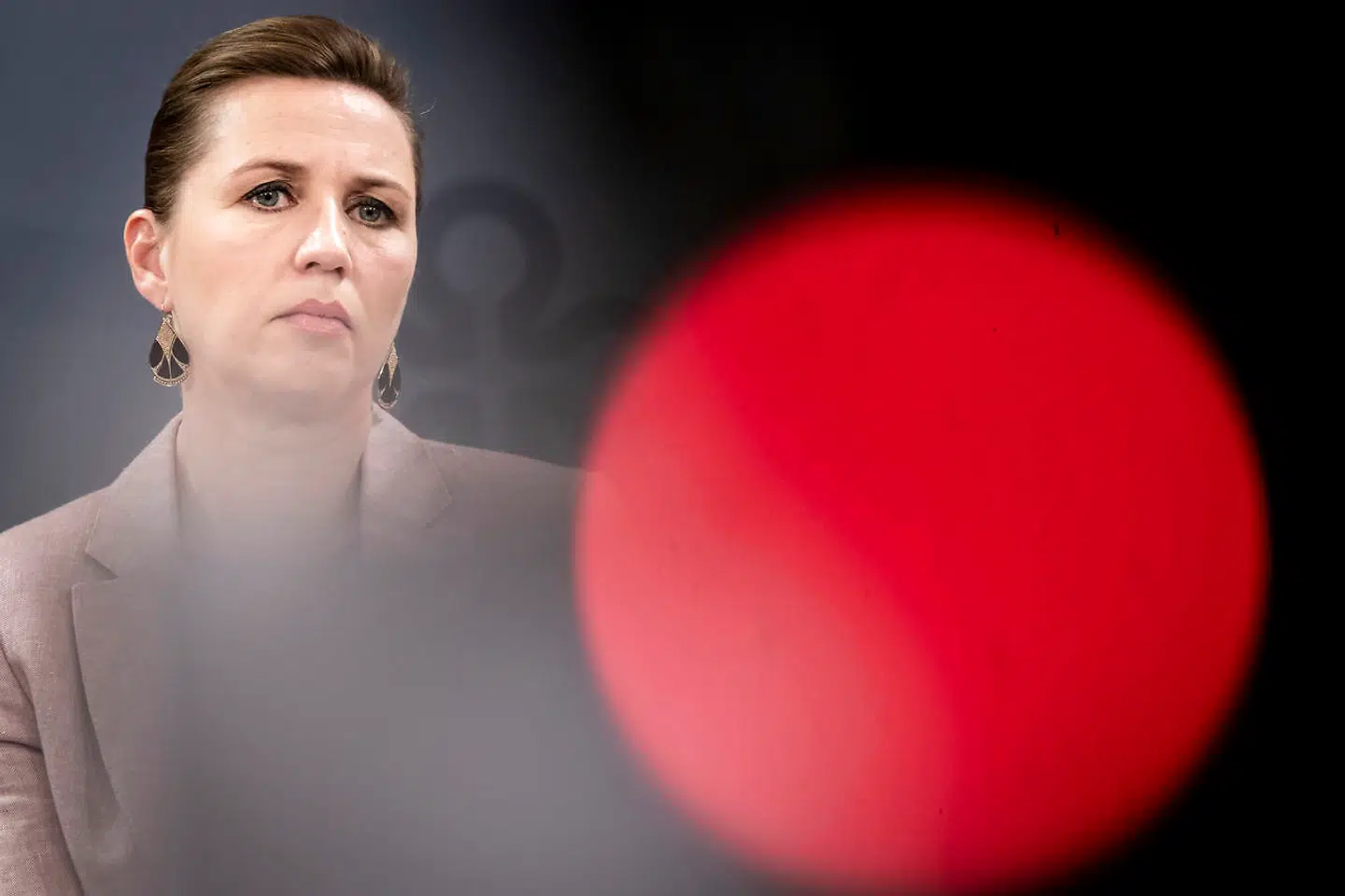 I mere end fire år har det været en central del af Socialdemokratiets udlændingepolitik, at asylsøgere skal sendes til et modtagecenter udenfor Europa, og at muligheden for at opnå spontan asyl i Danmark dermed bør udgå. En meningsmåling viser, at befolkningen er splittet i spørgsmålet.