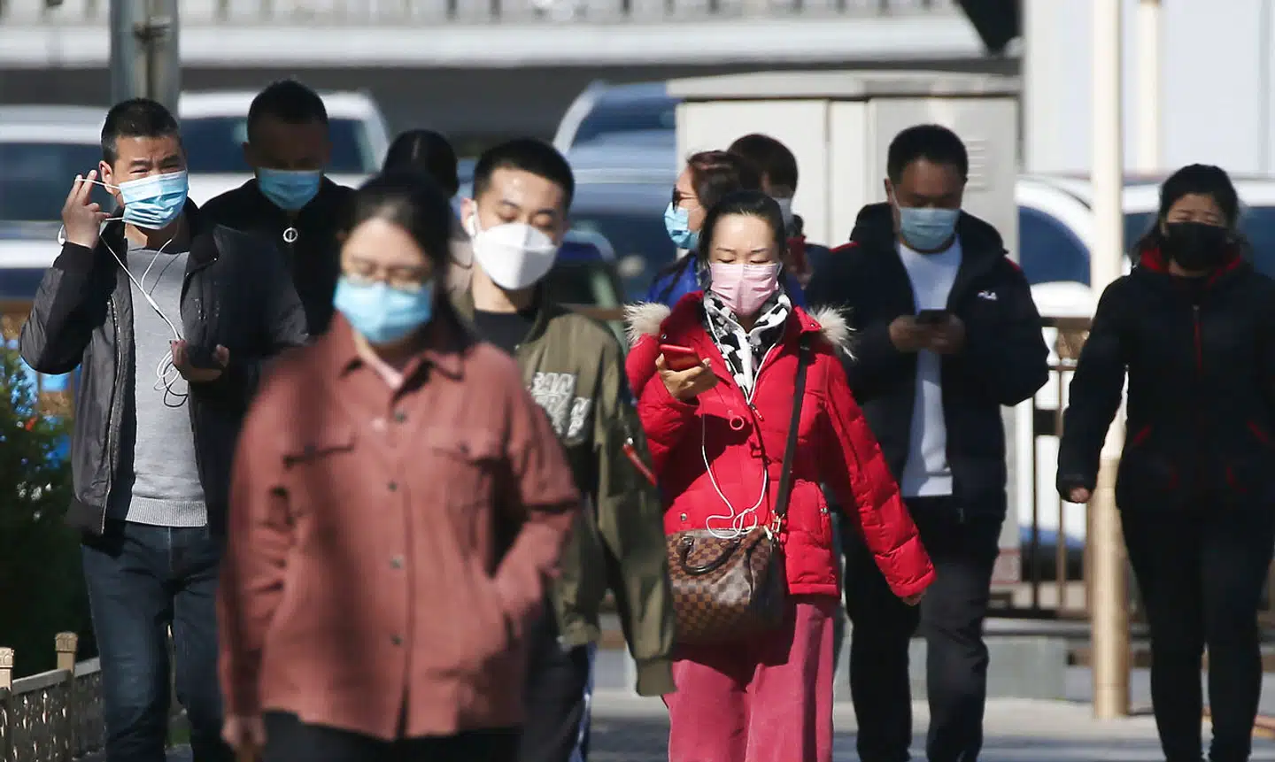 »Kinas økonomi betaler nu prisen for den kinesiske strategi med at holde smitten nede. Det er en strategi, der bliver sværere at håndhæve i takt med at der kommer mere smitsomme varianter af covid-19.« mener seniorøkonom i Dansk Erhverv Kristian Skriver.