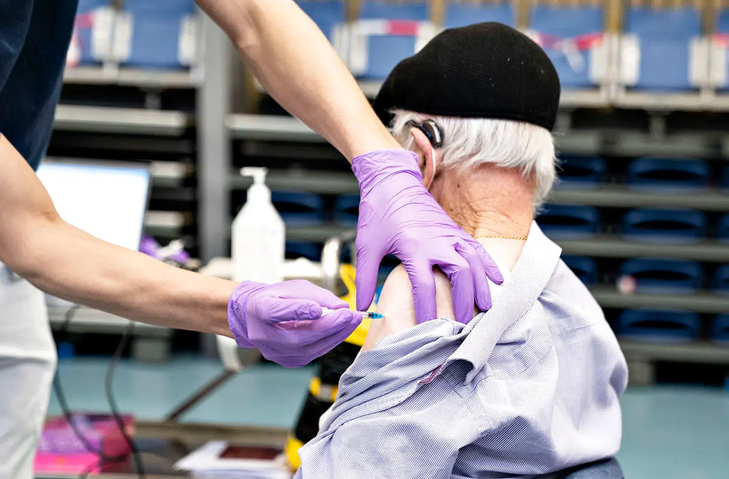 Flere lande er godt i gang med at udrulle fjerde vaccinestik, og senest har Verdenssundhedsorganisationen anbefalet et fjerde stik til sårbare grupper. Herhjemme tøver myndighederne med dette.
