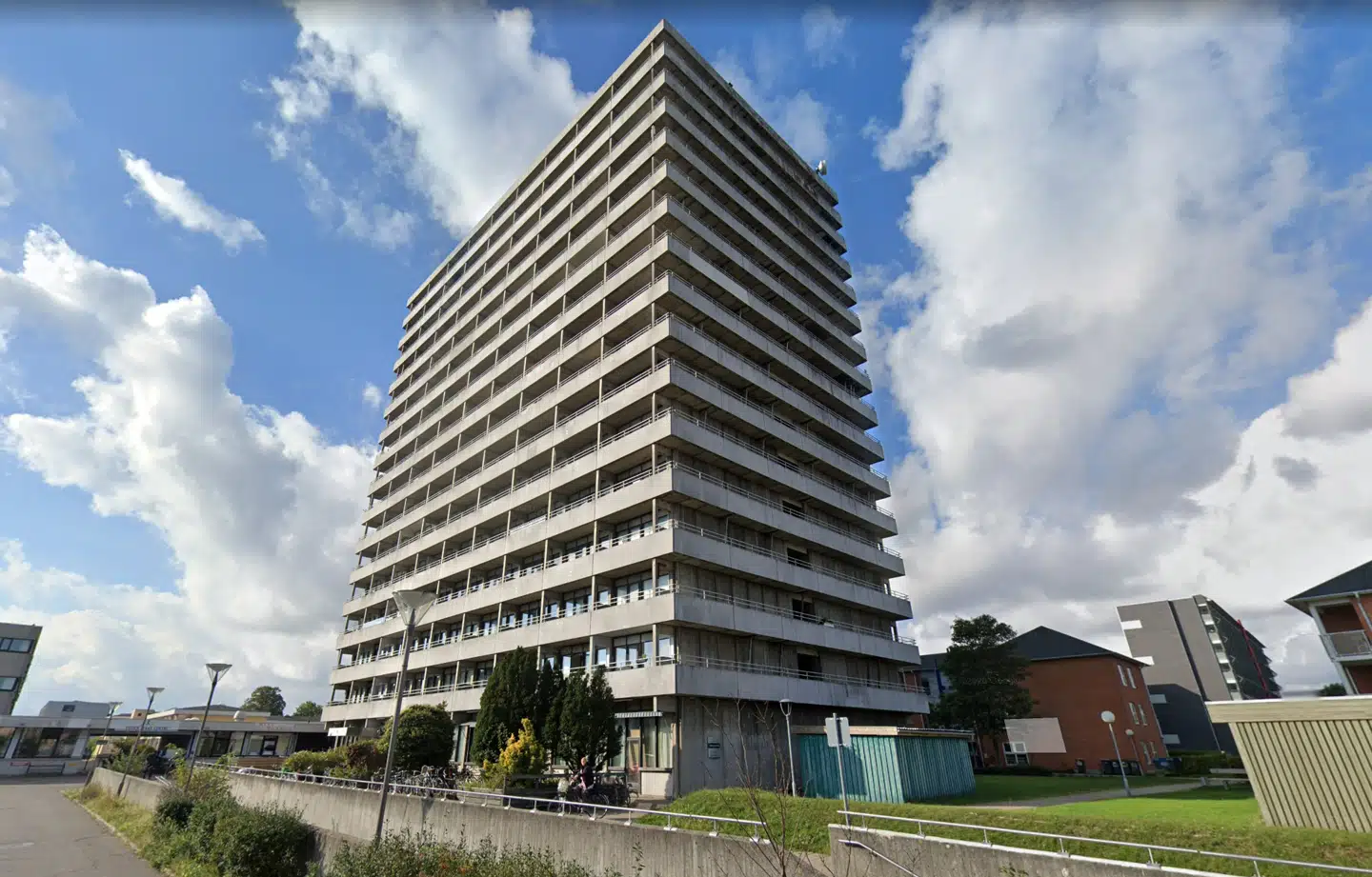 Det har længe været planen, at højhuset på Peder Lykkes vej skulle rives ned. Men det ser ud til, at det kommer til at stå flere år endnu.