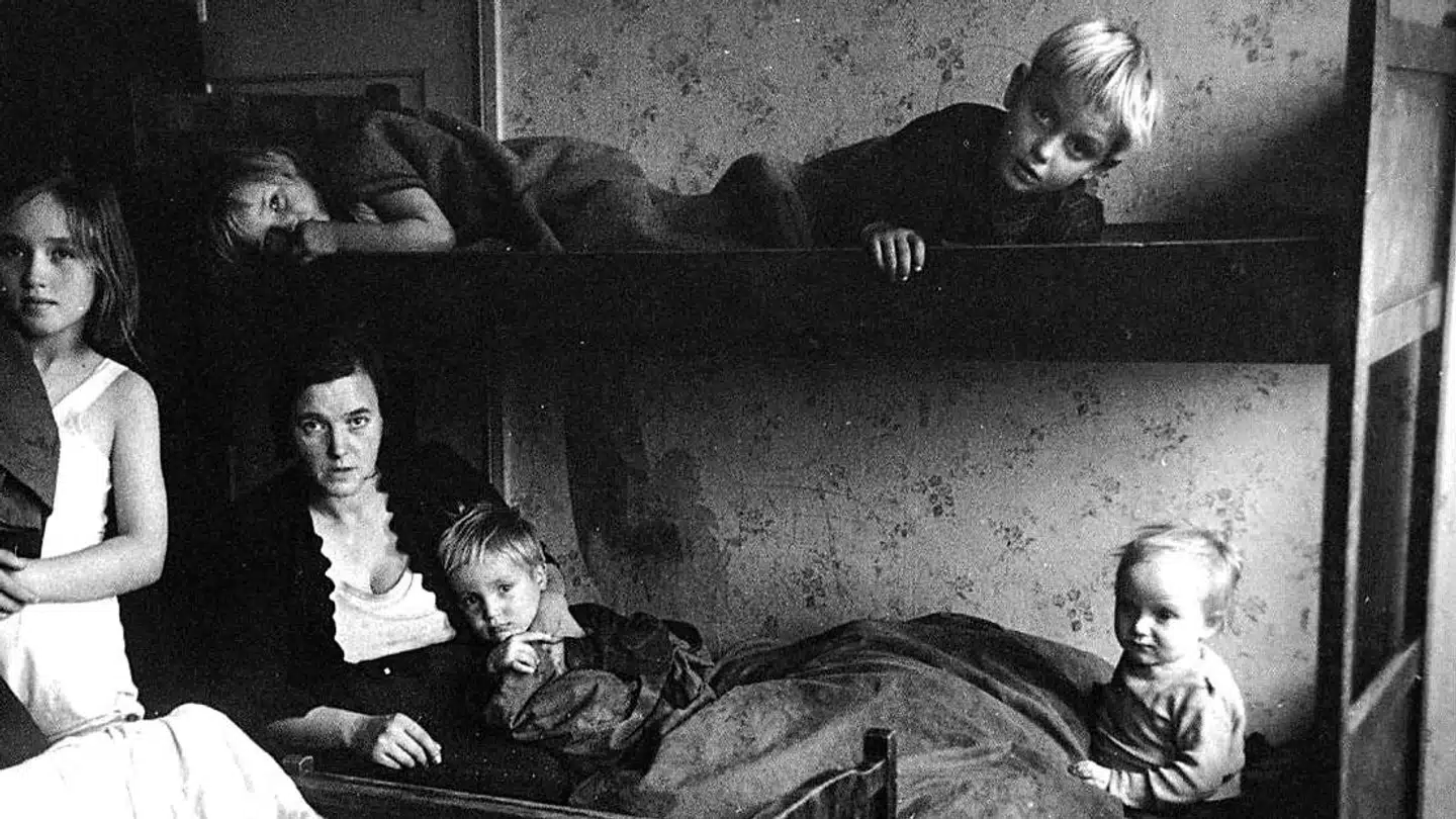 Danmark vrimlede med tiggere i 1700-tallet, men ekstrem fattigdom eksisterede også i 1949. På arkivfotoet ses jord- og betonarbejder Olsens kone med parrets børn. Olsen tjente 119 kroner og 14 øre om ugen, så der var kun råd til en enkelt dyne.