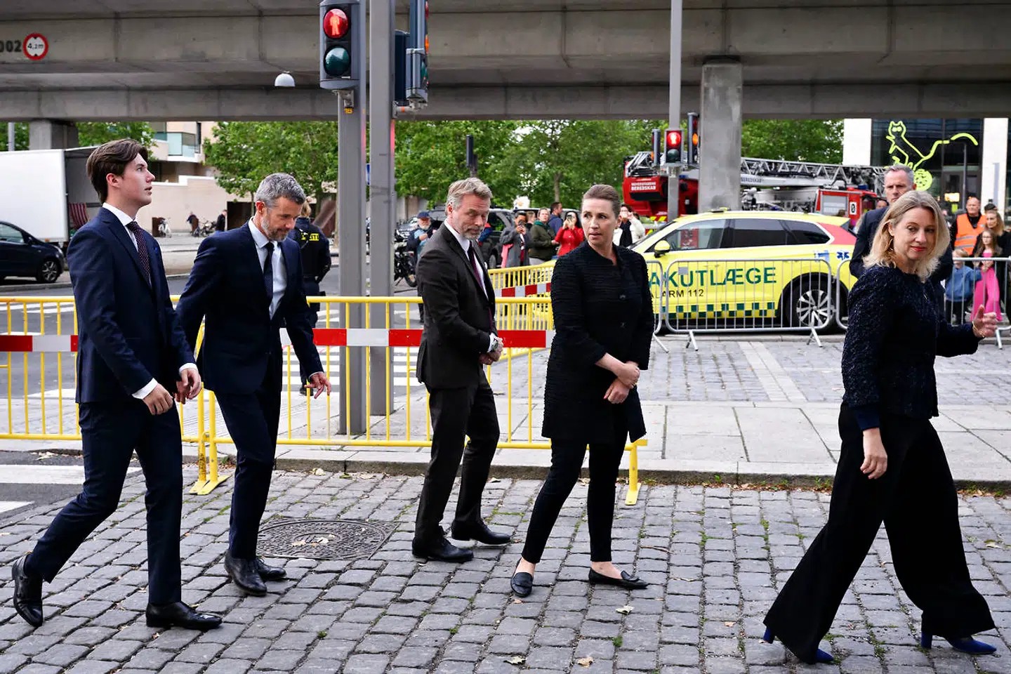 »Her (til mindehøjtideligheden red.) stillede staten, kommunen og Kongehuset op med landets åndeligt temmelig svage powertrio, statsminister Mette Frederiksen, overborgmester Sophie Hæstorp Andersen og kronprins Frederik,« skriver Torben Steno.