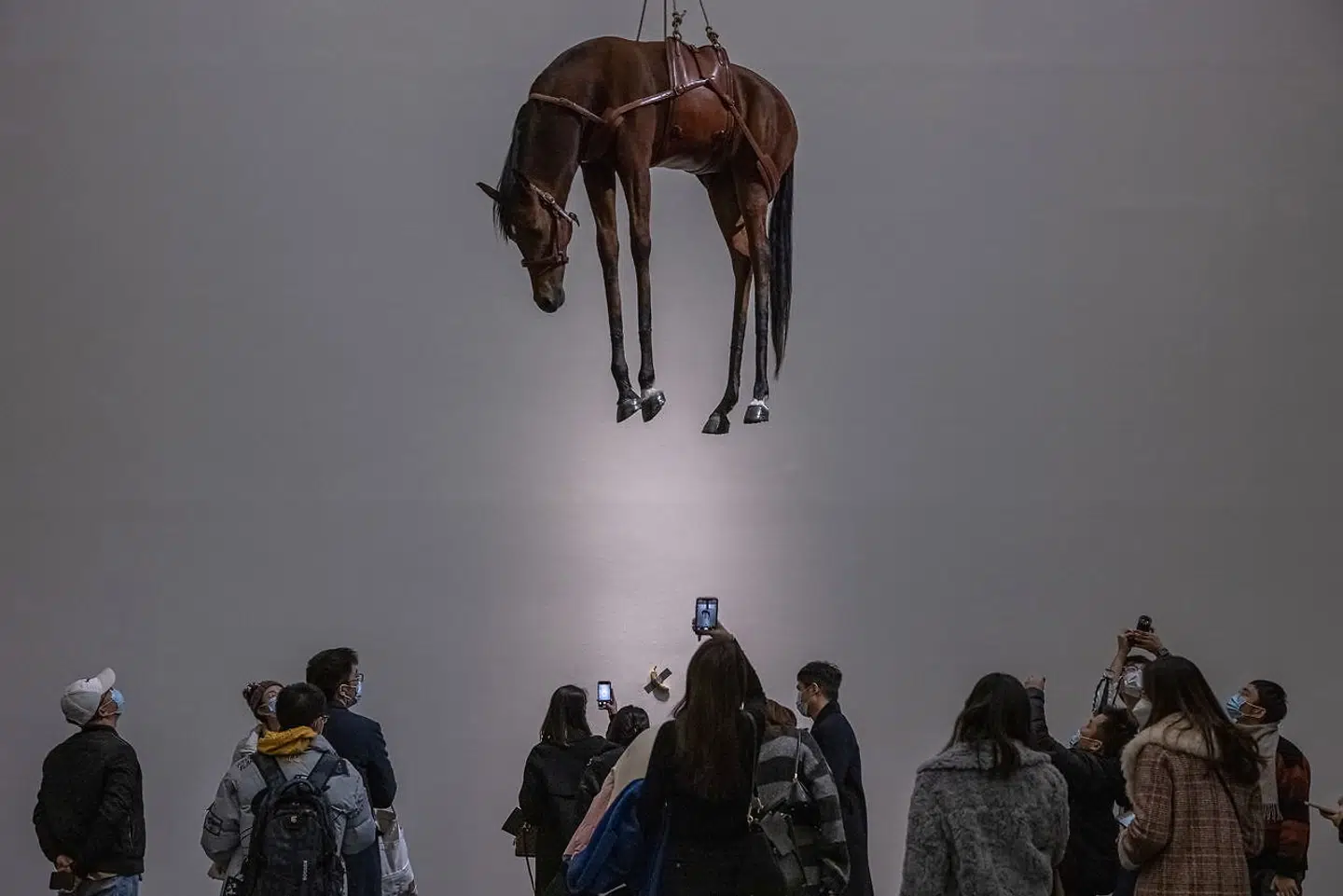 Sidste år udstillede Maurizio Cattelan 29 værker fra tre årtier på museet for moderne kunst i Beijing. Øverst (hesten) ses værket »Novecento« og nederst bananen på væggen med titlen »Comedian«.