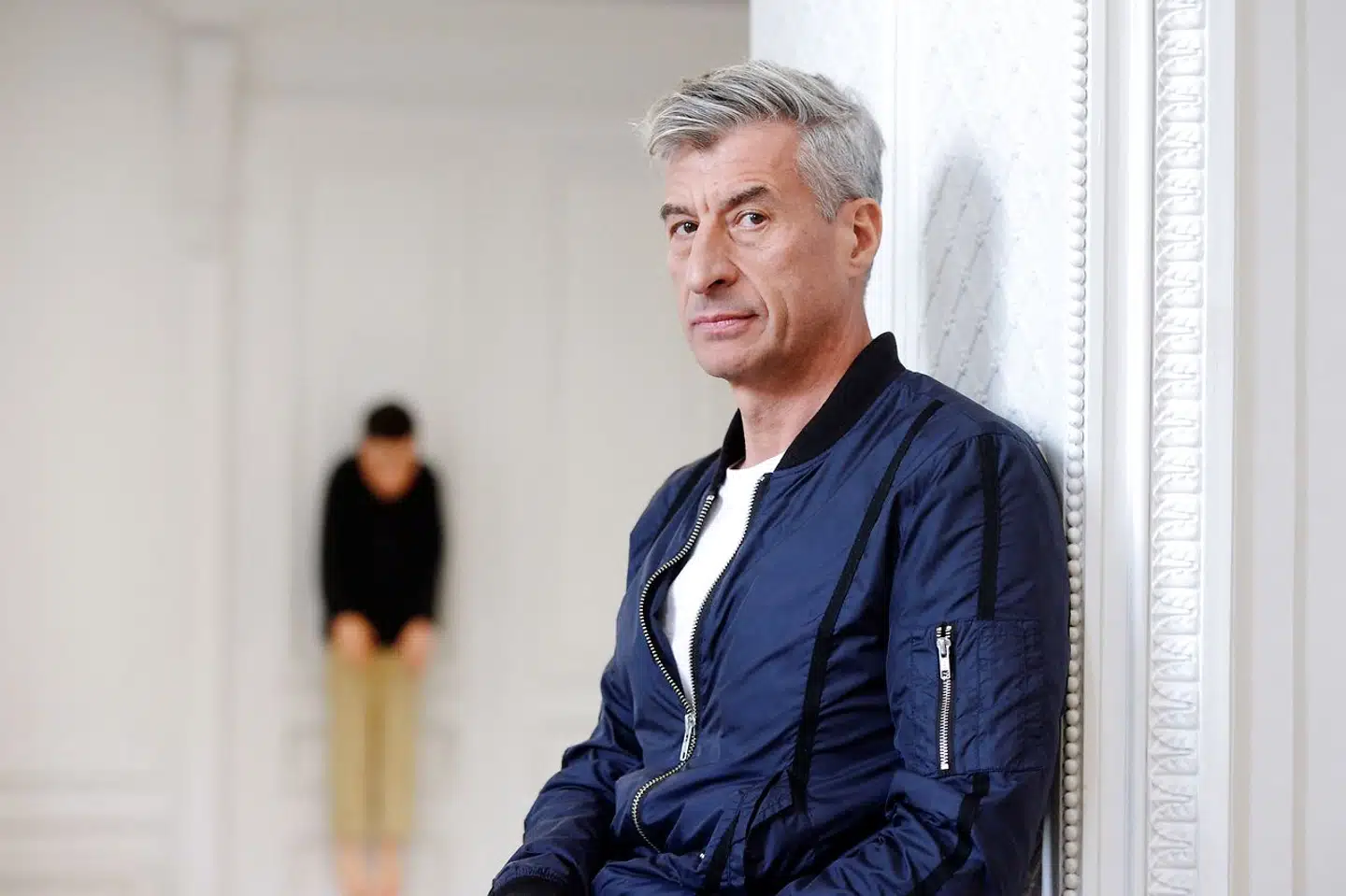 Den italienske kunstner Maurizio Cattelan har ingen formel uddannelse som kunstner, men har udstillet sin hyperrealistiske skulpturer og installationer på en række af verdens fineste museer.