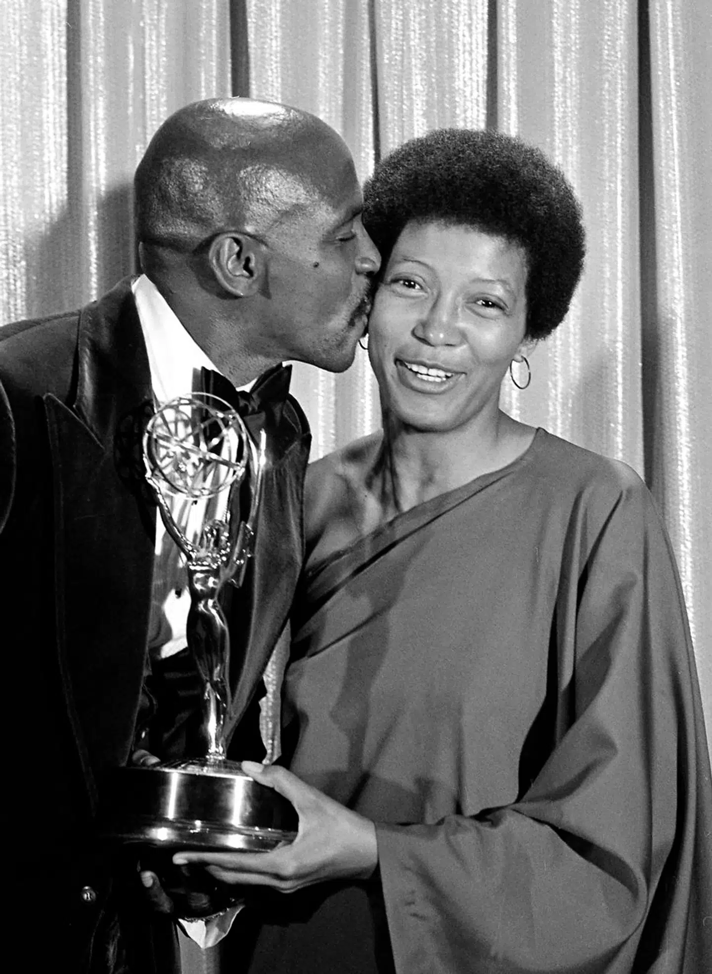 Emmy-vinderne fra »Rødder«, Louis Gossett Jr. og Olivia Cole, efter prisuddelingen i 1977. Miniserien »Rødder,« der handlede om slaven Kunta Kinte, var indtil nu indehaver af rekorden for flest nomineringer i skuespilkategorierne.