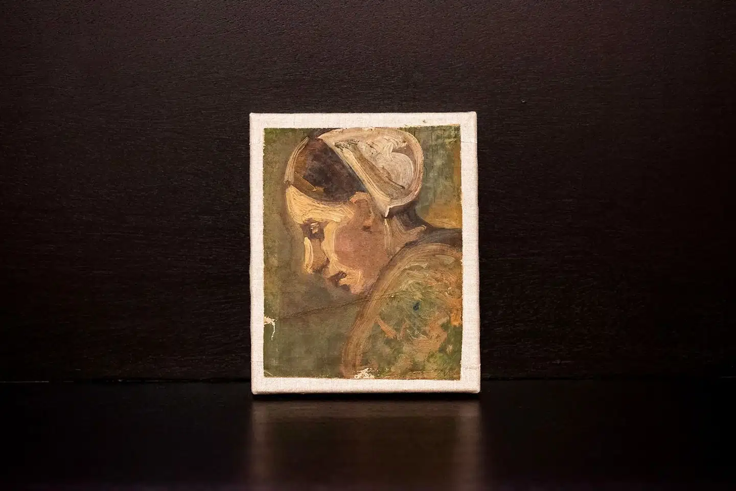 Selvportrættet er opdaget på bagsiden af maleriet »Head of a Peasant Woman«, der i 1960 blev doneret til National Galleries of Scotland af en fremtrædende advokat fra Edinburgh. Maleriet viser en lokal bondekvinde fra byen Nuenen i det sydlige Holland, hvor van Gogh boede fra 1883 til 1885 (arkivfoto).