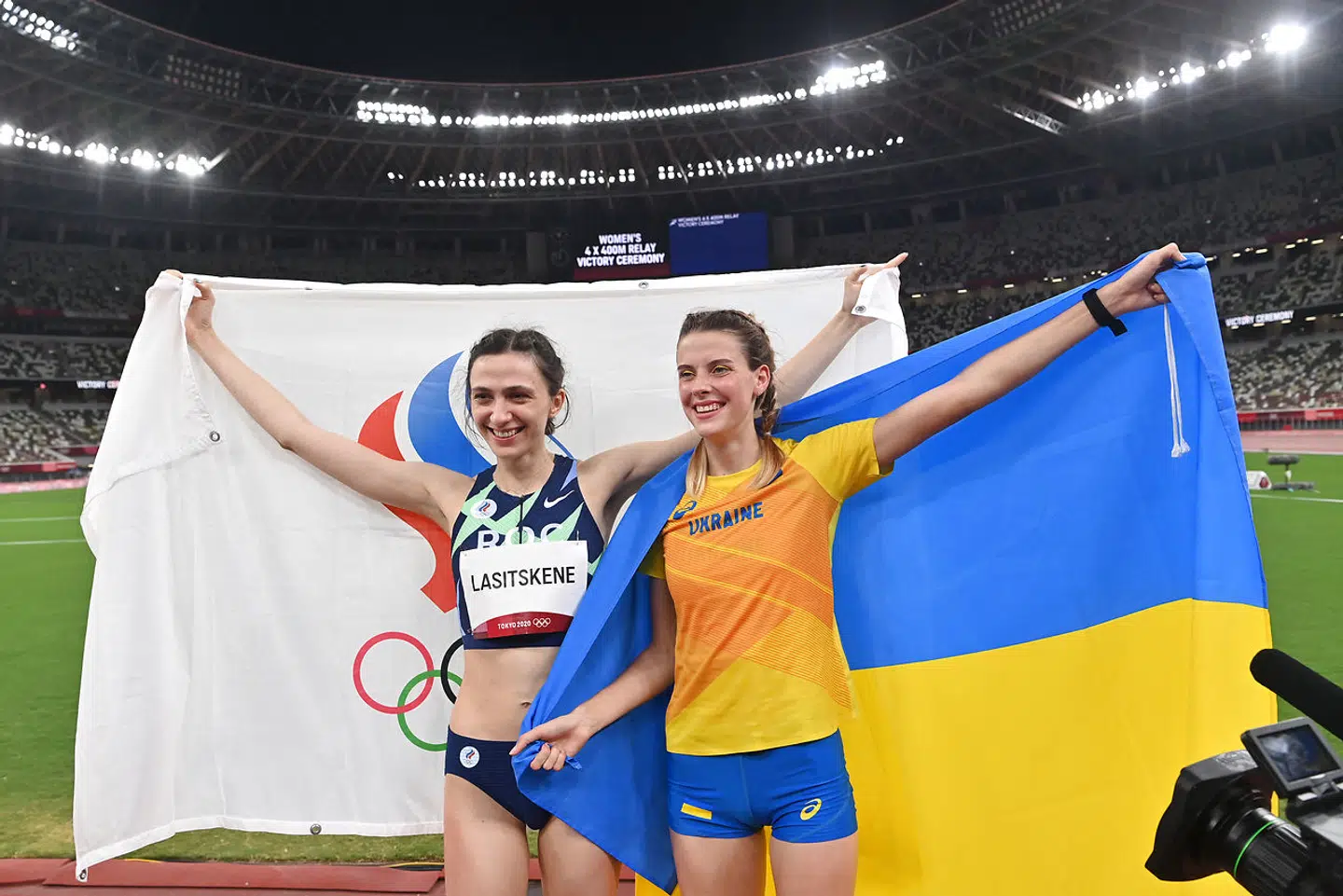 Her ses russiske Mariya Lasitskene (venstre) og ukrainske Yaroslava Mahuchikh (højre) fejre deres medaljer efter højdespringsfinalen til OL i Tokyo 2020 (arkivfoto).