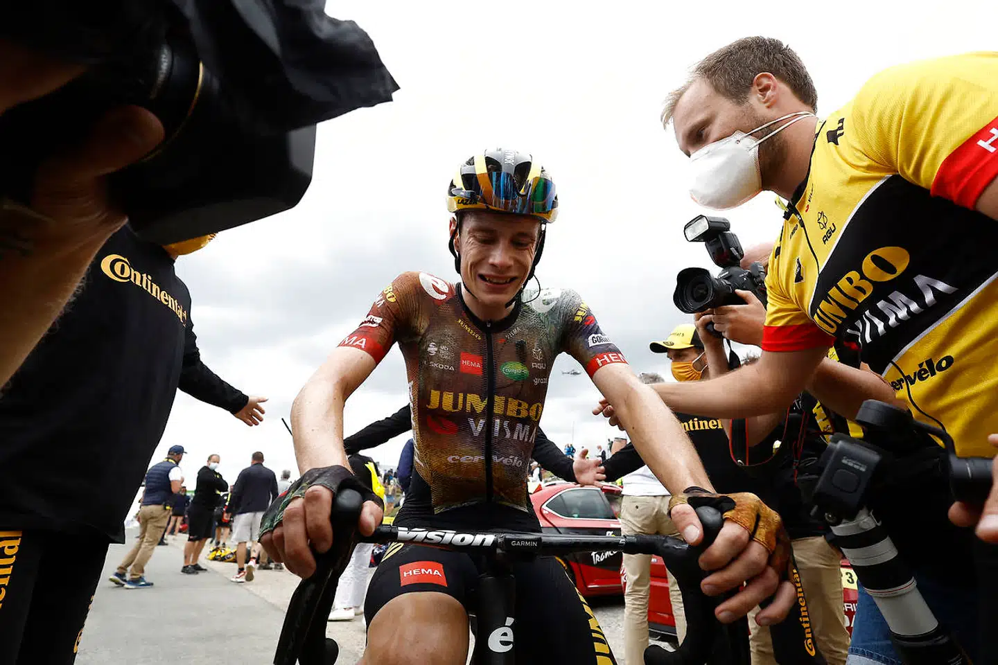 En udmattet Jonas Vingegaard i sekunder efter, han har krydset målstregen som den første. Den danske cykelrytter ligner nu et alvorligt bud på en vinder af Tour de France.