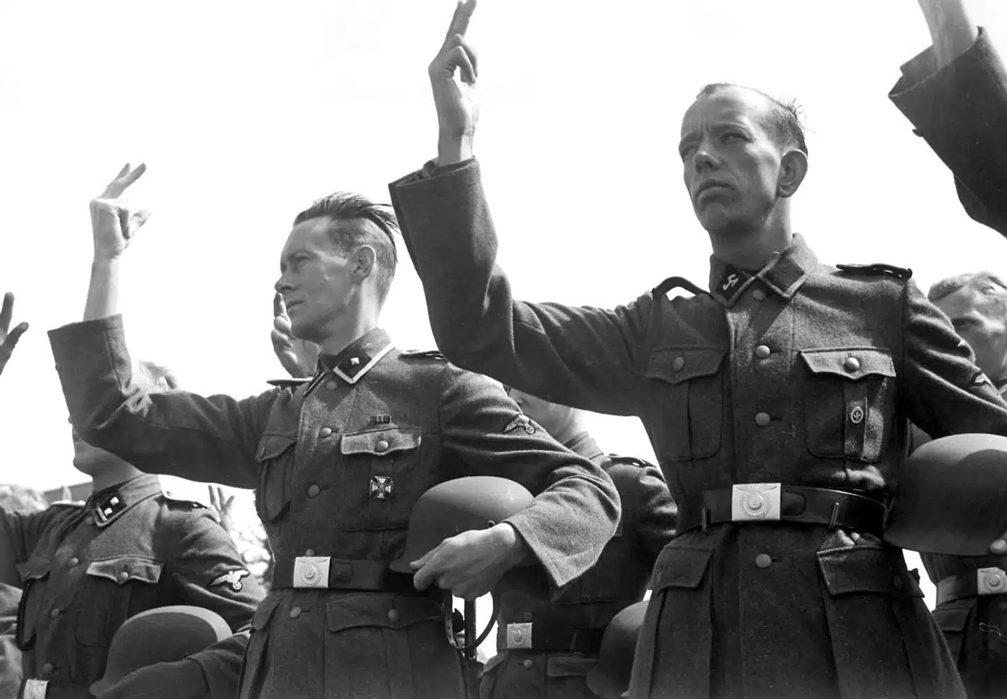 Mange danskere meldte sig under krigen til tysk krigstjeneste. Her er det medlemmer af Frikorps Danmark, der aflægger faneed.