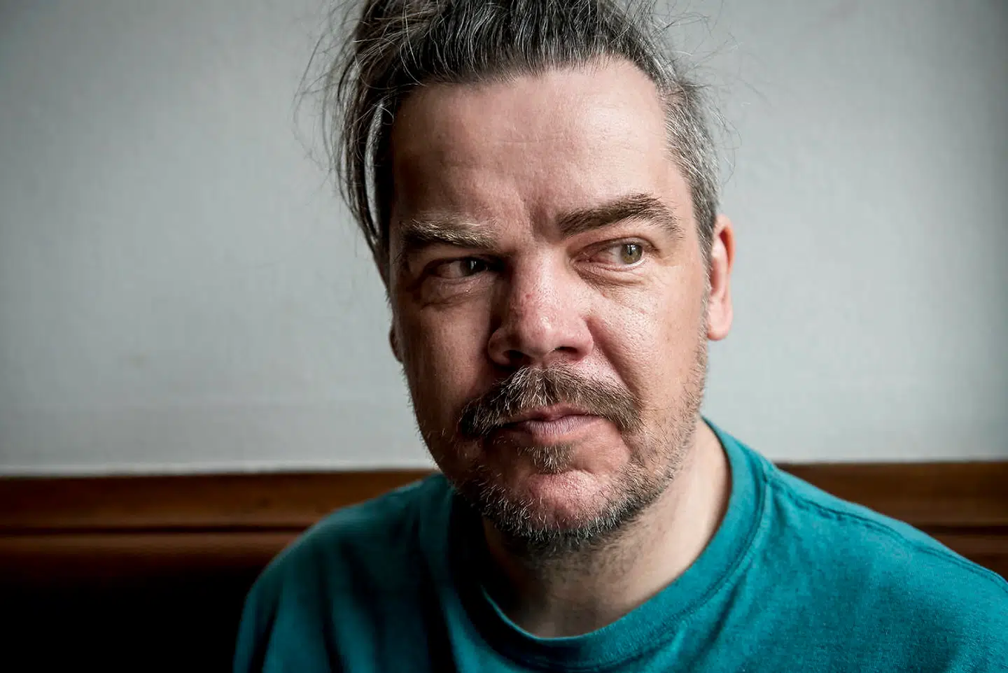 Kunstner og journalist Uwe Max Jensen er blevet idømt 60 dages betinget fængsel og en bøde på 25.000 kroner for at have brudt et navneforbud samt bragt billede af en fransk lærers afhuggede hoved (arkivfoto).