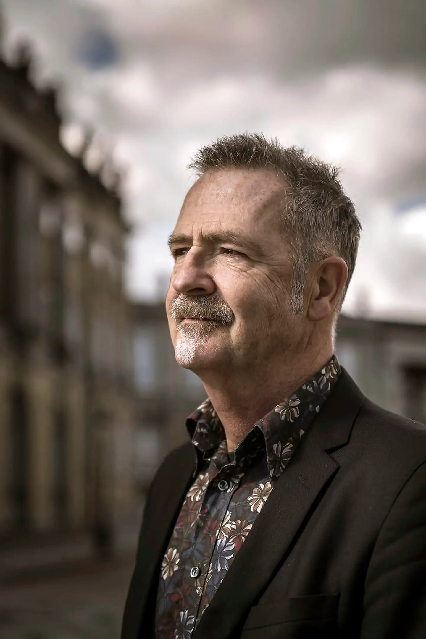 Adrian Lloyd Hughes, journalist. Han er kendt som vært på flere serier på DR2 og DR K som Smagsdommerne og Kunstquiz, og han er vært på P1-programmet Klog på Sprog.