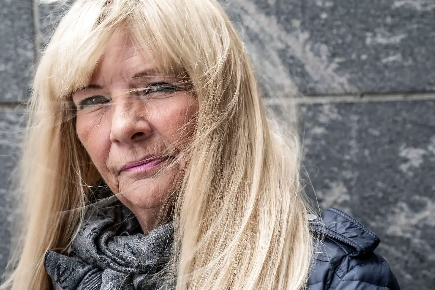 Tusinder rammes hvert år af lungekræft. Sygdommen er nu den største kræftsygdom herhjemme og er meget tæt forbundet med rygning. Dunja Hansen er en af de ramte. »Der er mange fordomme, men jeg synes ikke, at man skal dømme hinanden. Det er jo også selvforskyldt, hvis man kommer hjem med en brækket ryg efter en skiferie,« siger hun.