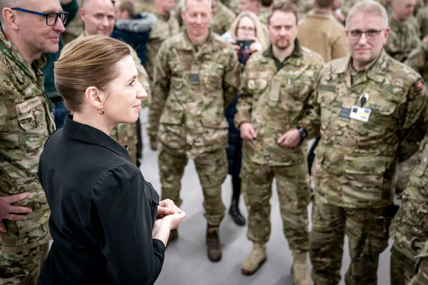Danmark løfter ikke sin del af forsvarsbyrden i sit eget nærområde. Sådan lyder anklagen fra eksperter og politikere i en række Østersølande. Her besøger statsminister Mette Frederiksen danske soldater på Adazi-militærbasen i Letland.