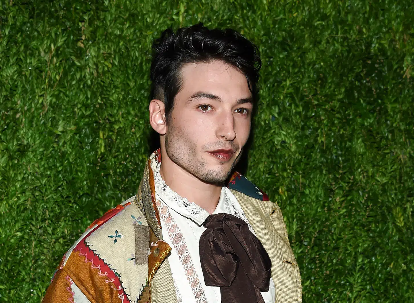 Ezra Miller, der hverken identificerer sig som mand eller kvinde, vil være den første queerskuespiller, der har hovedrollen i en superheltefilm. Men i stedet for at fylde nyhedssiderne med hype og filmsnak er Miller gang på gang bliver taget i adfærd, der må stramme en del mere end superheltens latexdragt.
