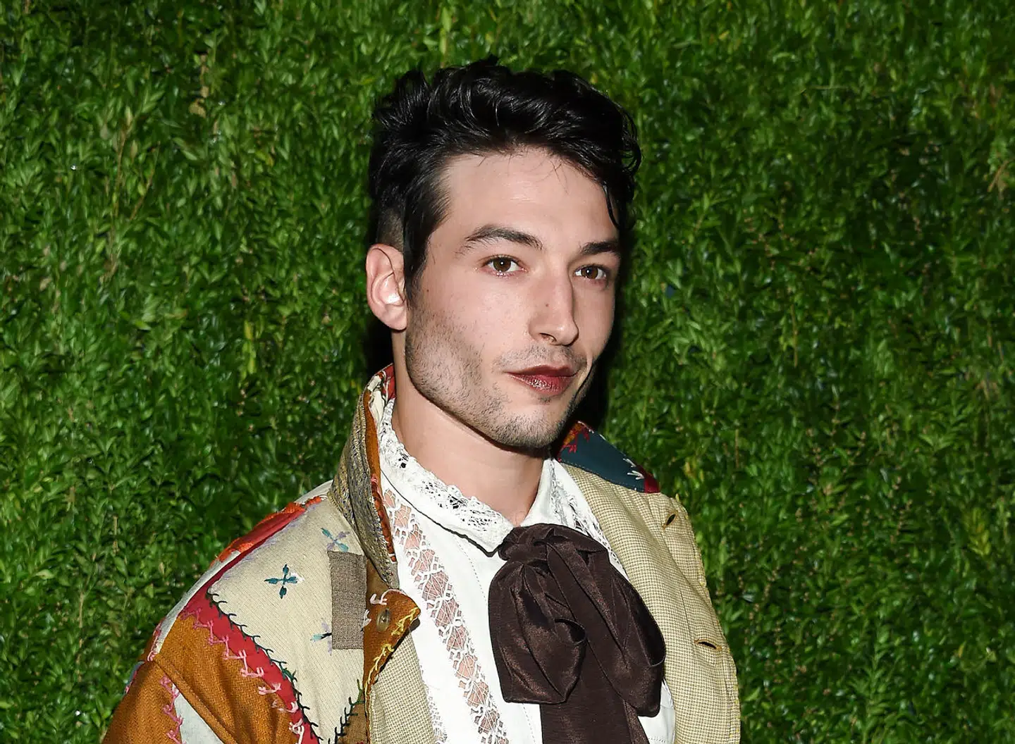 Ezra Miller, der hverken identificerer sig som mand eller kvinde, vil være den første queerskuespiller, der har hovedrollen i en superheltefilm. Men i stedet for at fylde nyhedssiderne med hype og filmsnak er Miller gang på gang bliver taget i adfærd, der må stramme en del mere end superheltens latexdragt.