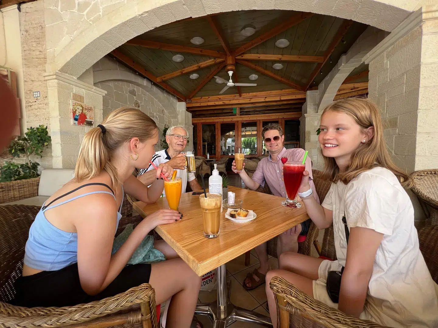 Peter Møller Westergaard er lige nu strandet på Kreta sammen med sin svigerfar, hustru og to døtre. De forsøger at få det bedste ud af det, mens de venter på, at Apollo får dem hjem til Danmark igen.