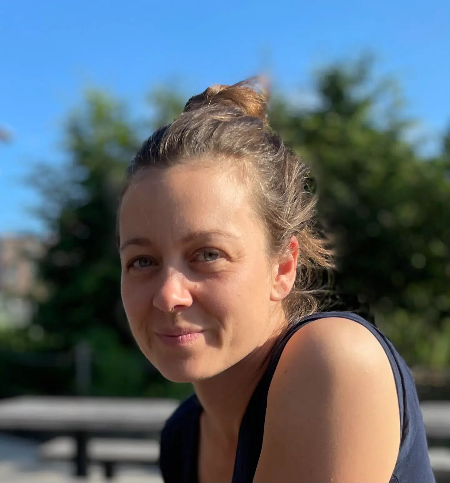 I New York forsøger Laura Bredsdorrf Hauch at komme til Danmark, hvor hendes 6-årige datter venter.