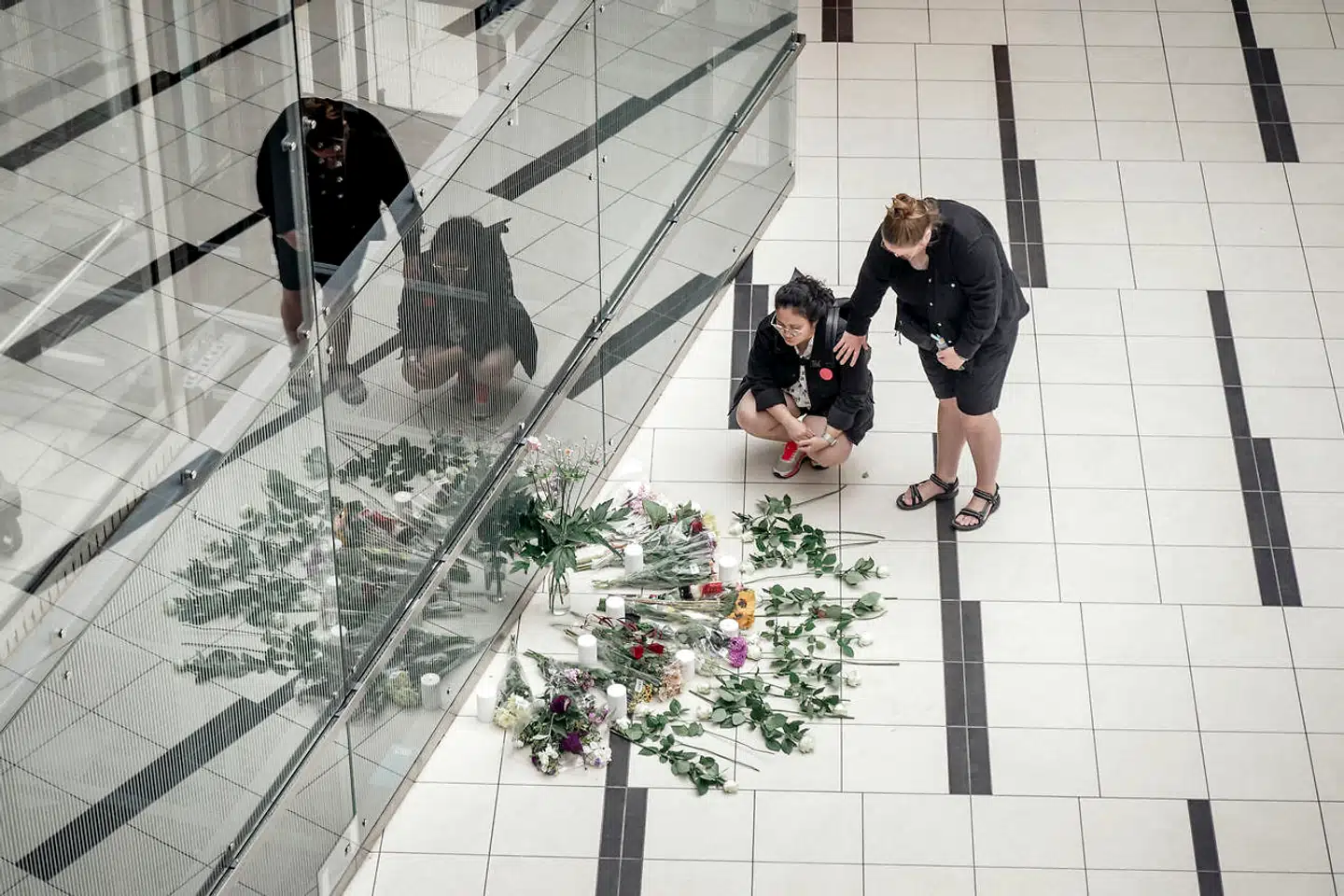 Field's afholdt på genåbningsdagen mandag et minuts stilhed til minde om ofrene for masseskyderiet.