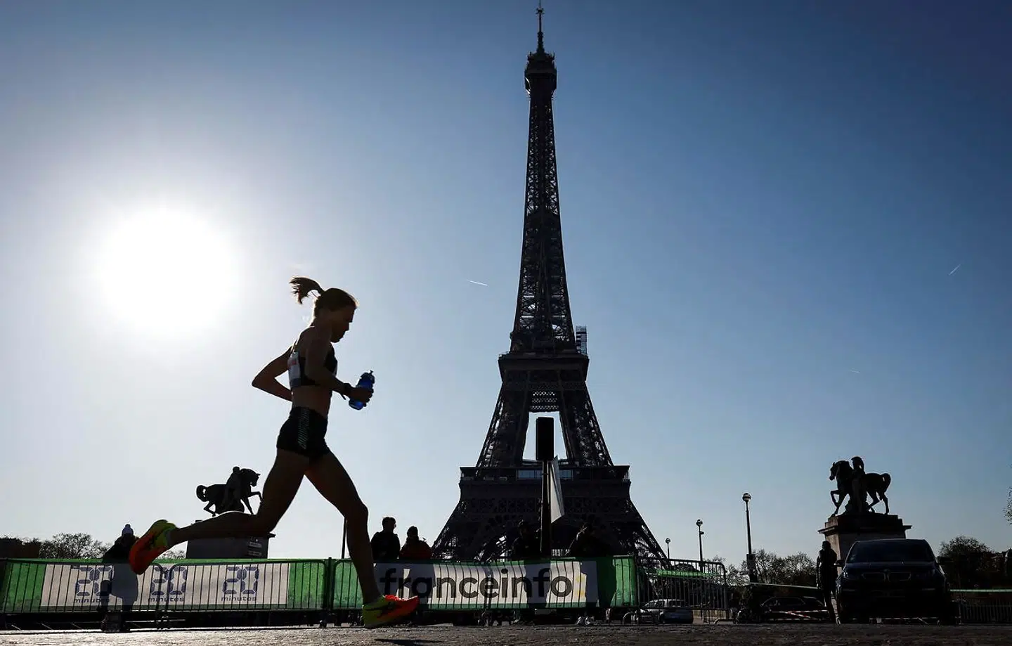 Flere eksperter siger, at Eiffeltårnet, der blev bygget 1887-1889, trænger til en omfattende renovering. Andre mener, at tårnet er godt beskyttet mod nedbrydning.
