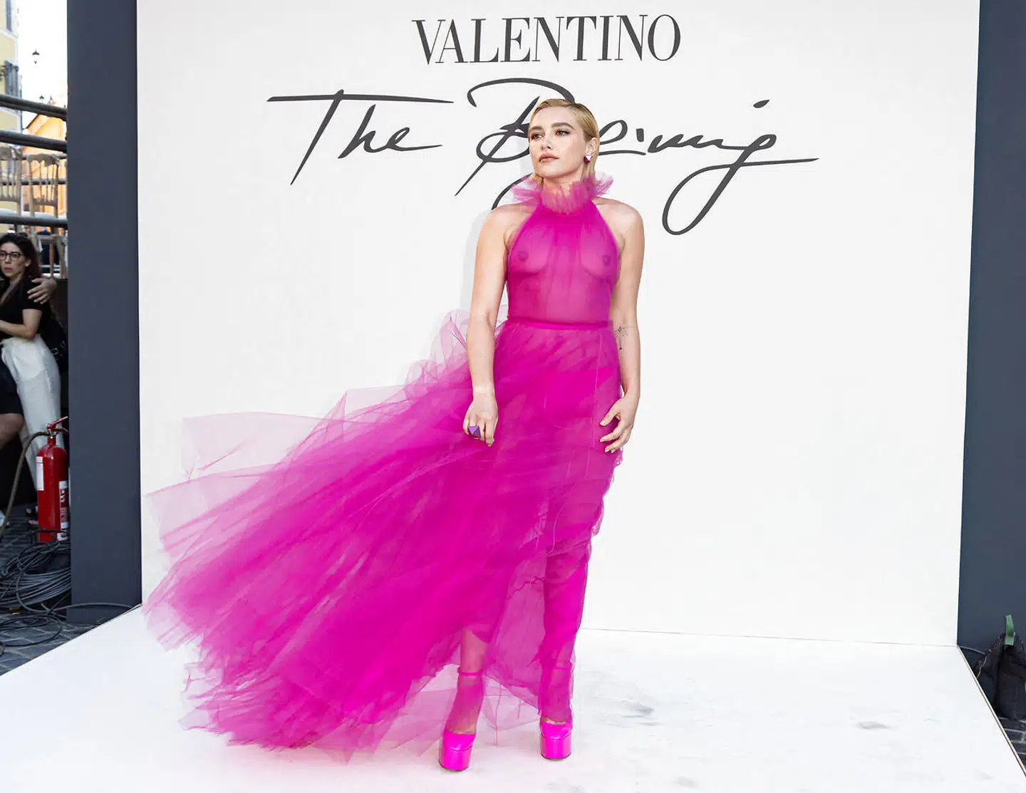 »Så mange af jer ønskede aggressivt at fortælle mig, hvor skuffet I var over mine 'små bryster', eller hvordan jeg burde være flov over at have en 'flad overkrop',« skriver Florence Pugh i et Instagram-opslag rettet mod dem, der skrev nedladende kommentarer til billeder af hende i denne kjole.