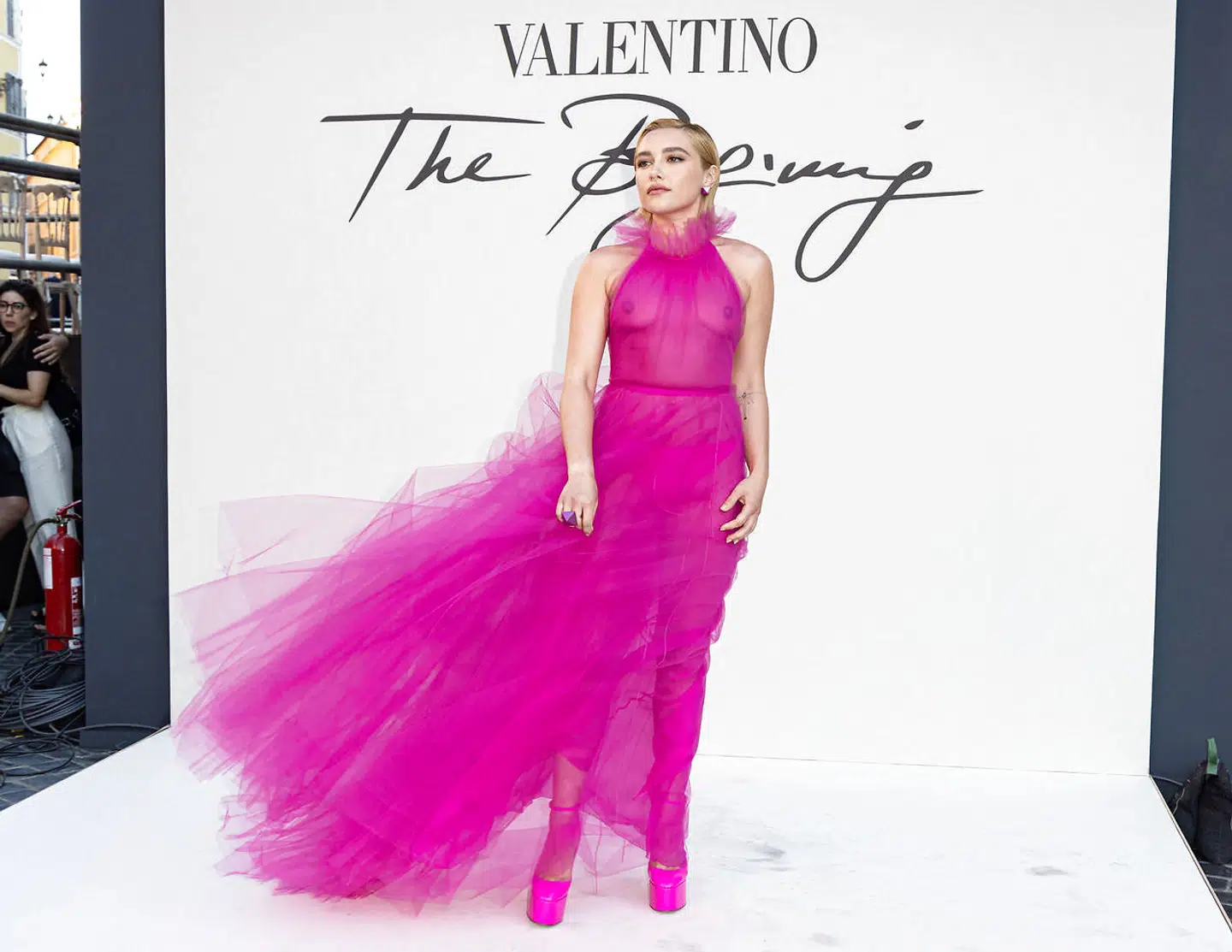 »Så mange af jer ønskede aggressivt at fortælle mig, hvor skuffet I var over mine 'små bryster', eller hvordan jeg burde være flov over at have en 'flad overkrop',« skriver Florence Pugh i et Instagram-opslag rettet mod dem, der skrev nedladende kommentarer til billeder af hende i denne kjole.