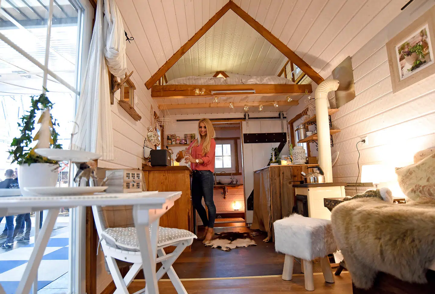 Miniaturehusene indrettes ofte, så elementerne har flere funktioner, da der typisk både skal være køkken, bad og soveværelse. Her ses en model af et tiny house i Tyskland.