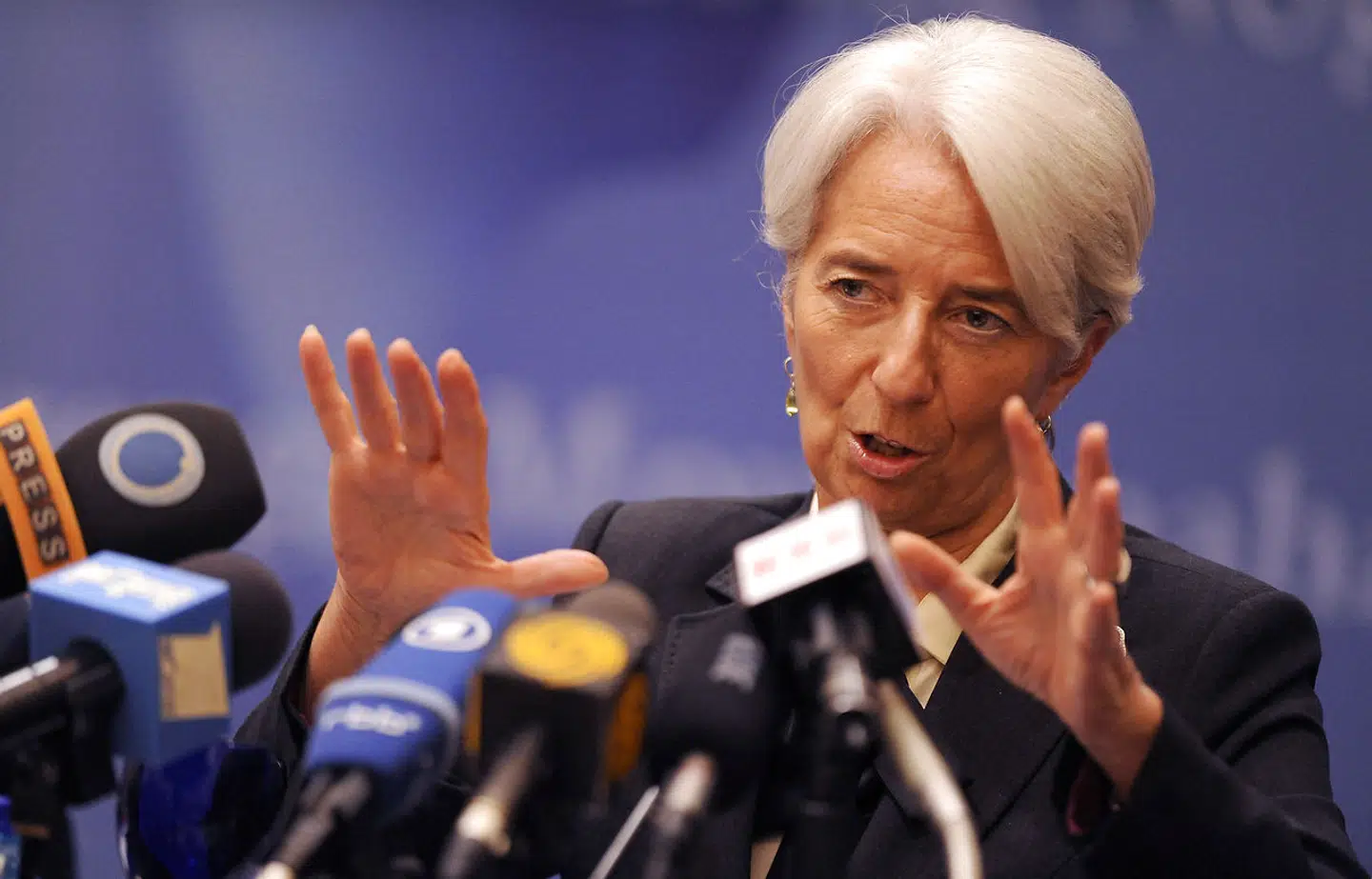 I USA er den amerikanske centralbank, Fed, i fuld gang med at hæve renten, mens Den Europæiske Centralbank, ECB, med Christine Lagarde i spidsen ikke er begyndt endnu. Det mener cheføkonom i den liberale tænketank CEPOS, Mads Lundby Hansen er stærkt kritisabelt. Mads Lundby Hansen sender også et klart budskab til den danske regering.