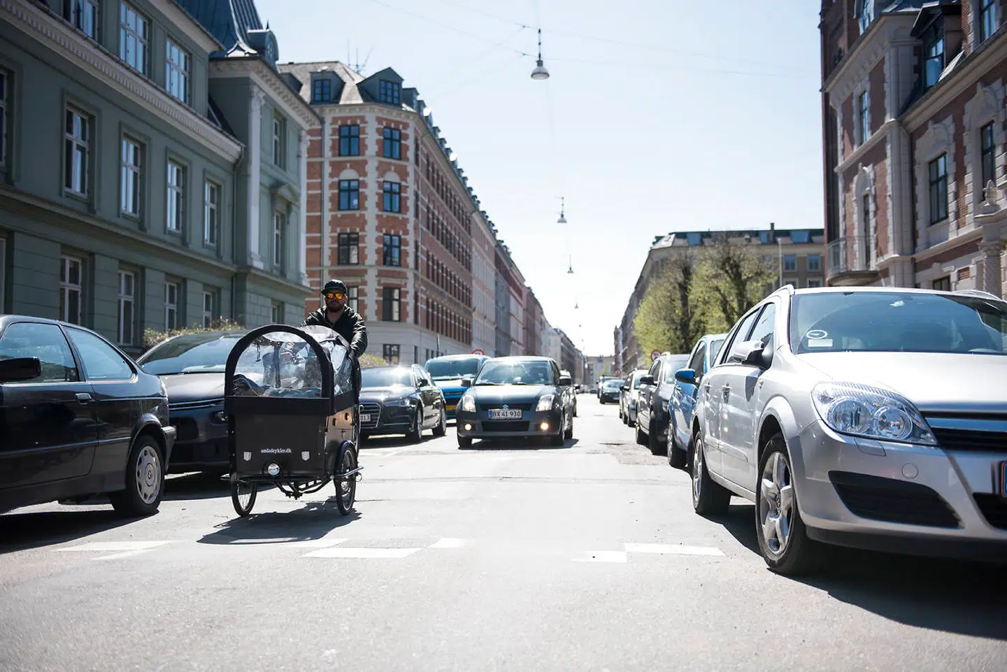 »Først og fremmest bør man tage et opgør med københavnernes parkeringsprivilegier, så vi får anvendt de sparsomme gadearealer bedre,« skriver Eva Rindom og Karsten Lauritzen.