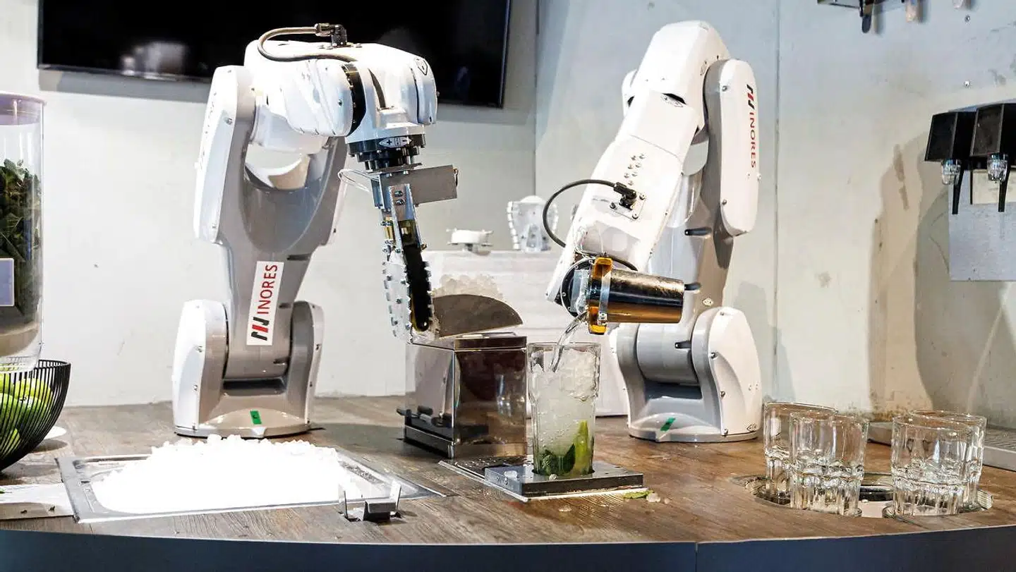 Robotter kan meget andet end, som disse, at mikse cocktails. De giver en hjælpende hånd og arm med i stadig flere virksomheder, også de mindre af slagsen, som i stigende omfang tager den nye teknologi til sig, fordi det er så svært at skaffe nye ansatte.