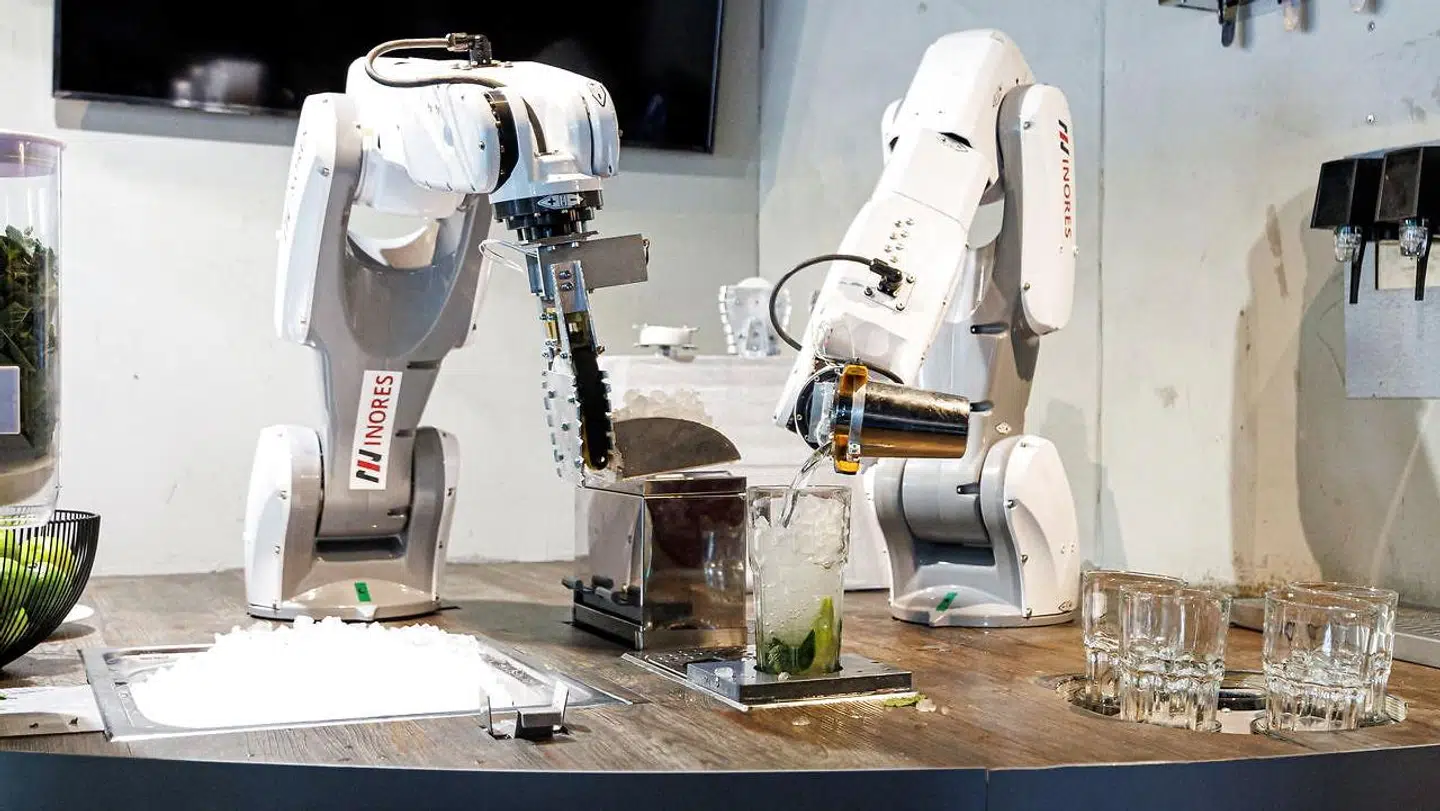 Robotter kan meget andet end, som disse, at mikse cocktails. De giver en hjælpende hånd og arm med i stadig flere virksomheder, også de mindre af slagsen, som i stigende omfang tager den nye teknologi til sig, fordi det er så svært at skaffe nye ansatte.