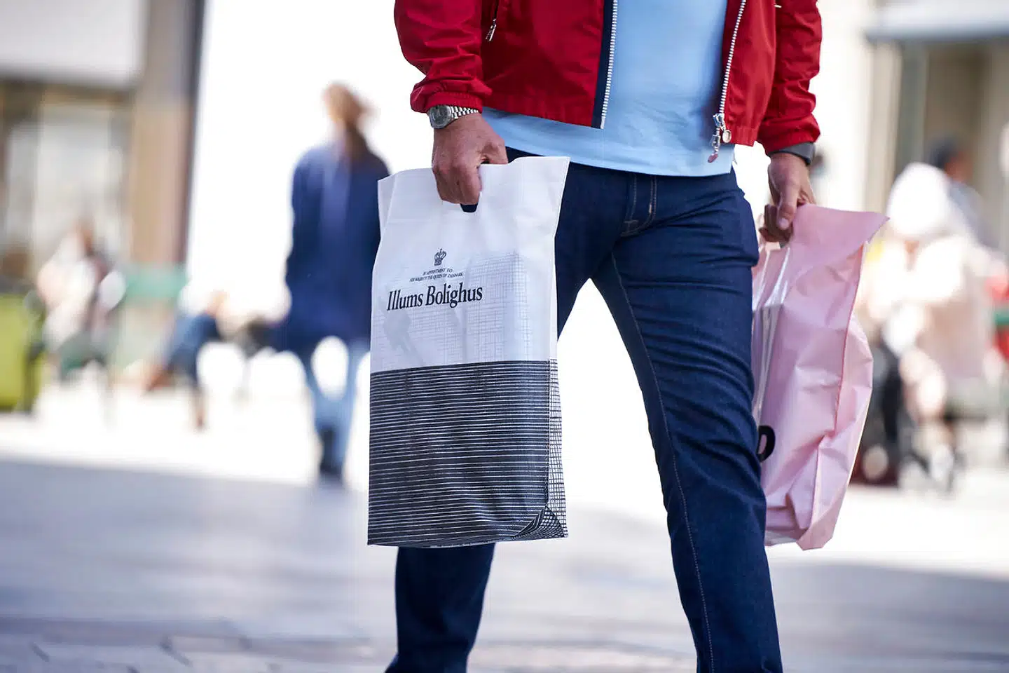 Det er blevet dyrere at købe ind. Ifølge de seneste tal fra Danmarks Statistik er fødevarepriserne steget med ti procent i forhold til for et år siden, mens prisen på brændstof, elektricitet og gas er steget henholdsvis 42 procent, 61 procent og 120 procent. Det gør ondt på danskernes forbrug.