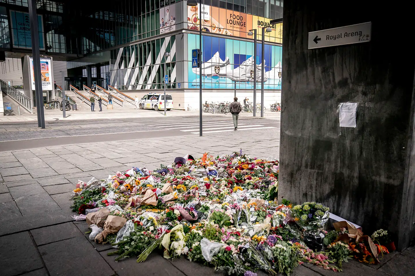 Field's genåbner mandag efter det tragiske masseskyderi, der kostede tre mennesker livet for en uge siden.