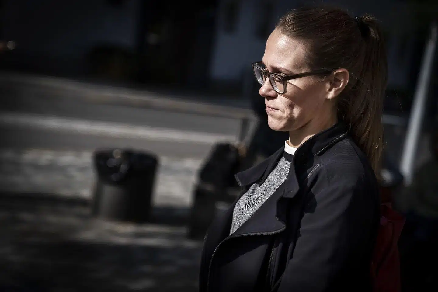 »I den forbindelse ville det have været morderlig interessant at få indblik i sms-korrespondancerne henover de kritiske døgn mellem Barbara Bertelsen, Mette Frederiksen og andre topfolk i Statsministeriet som stabschef Martin Justesen og departementsråd Pelle Pape,« skriver Tom Jensen i denne leder.