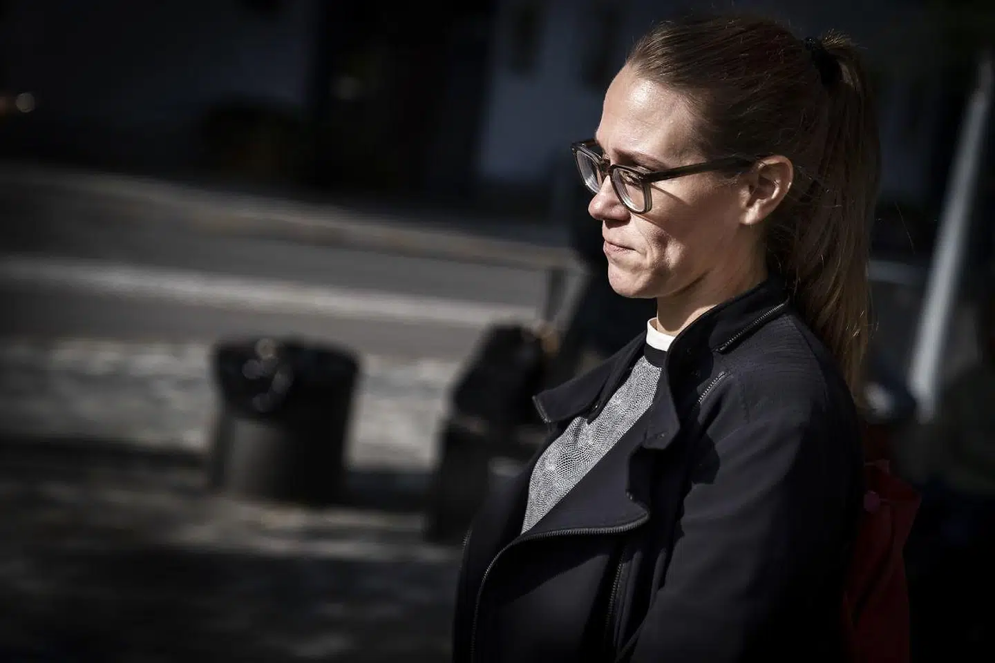 »I den forbindelse ville det have været morderlig interessant at få indblik i sms-korrespondancerne henover de kritiske døgn mellem Barbara Bertelsen, Mette Frederiksen og andre topfolk i Statsministeriet som stabschef Martin Justesen og departementsråd Pelle Pape,« skriver Tom Jensen i denne leder.