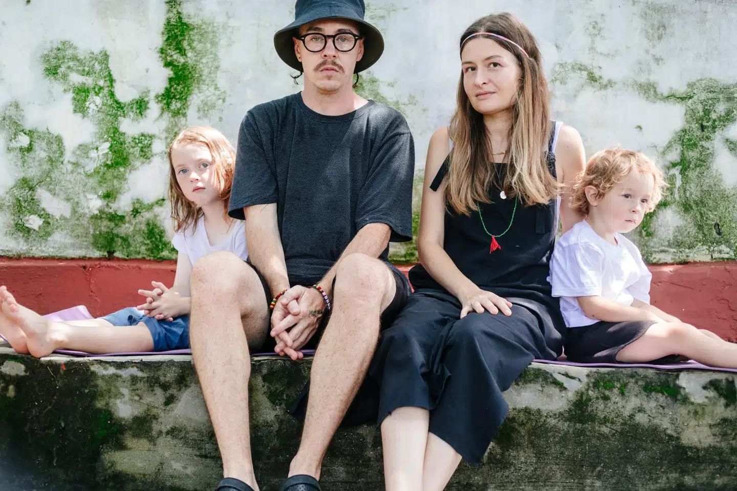 Familien Braginskij ligner så mange andre familier. Mark er 37 år og en kendt fotograf i Rusland. Victoria er 35 år og har stor succes med at blogge om mad og familieliv. Sammen har de en datter på syv år og en søn på fem år. Den eneste lille forskel er, at Mark er født som pige.