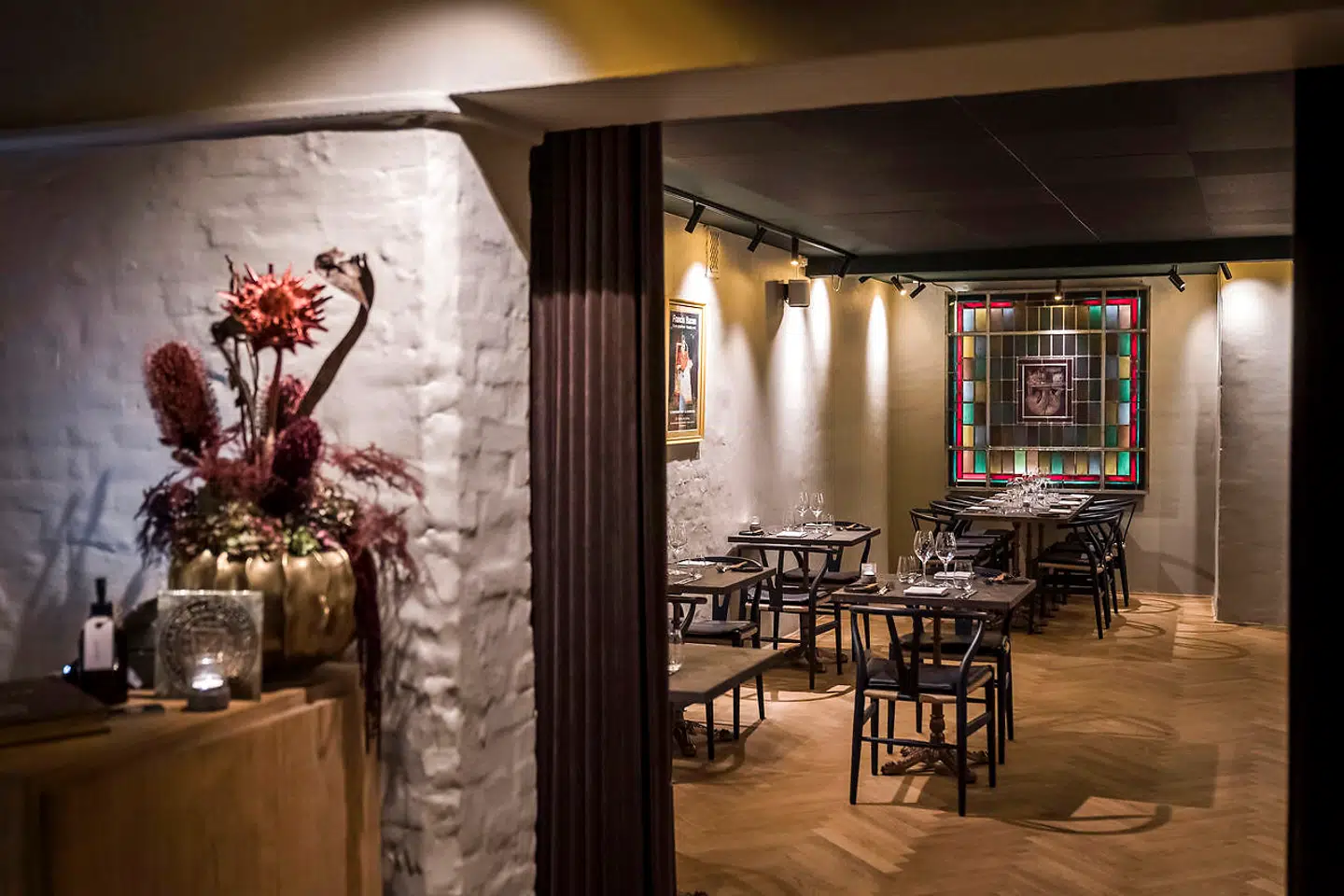 Man kan både spise i kælderen og i glastilbygningen med udsigt til Betty Nansen Teatret. Dirch Passer var ofte gæst her.