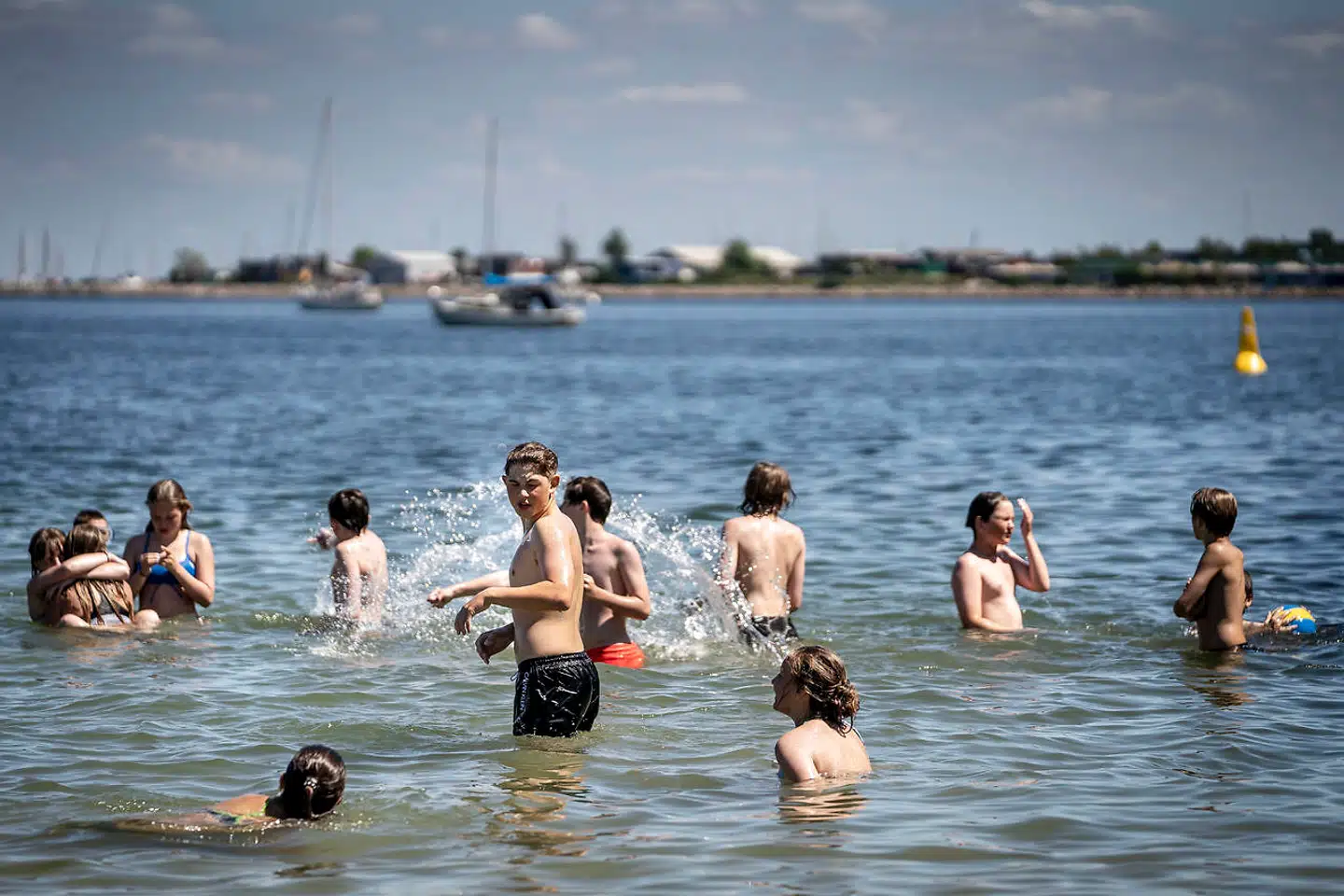 Der er fundet forhøjede niveauer af PFAS-giftstoffer langs strækningen af Vestkysten mellem Thyborøn og Bøvling Klit ved Thorsminde. Og det har fået miljøministeren til at sende et brev til alle landets kommuner.
