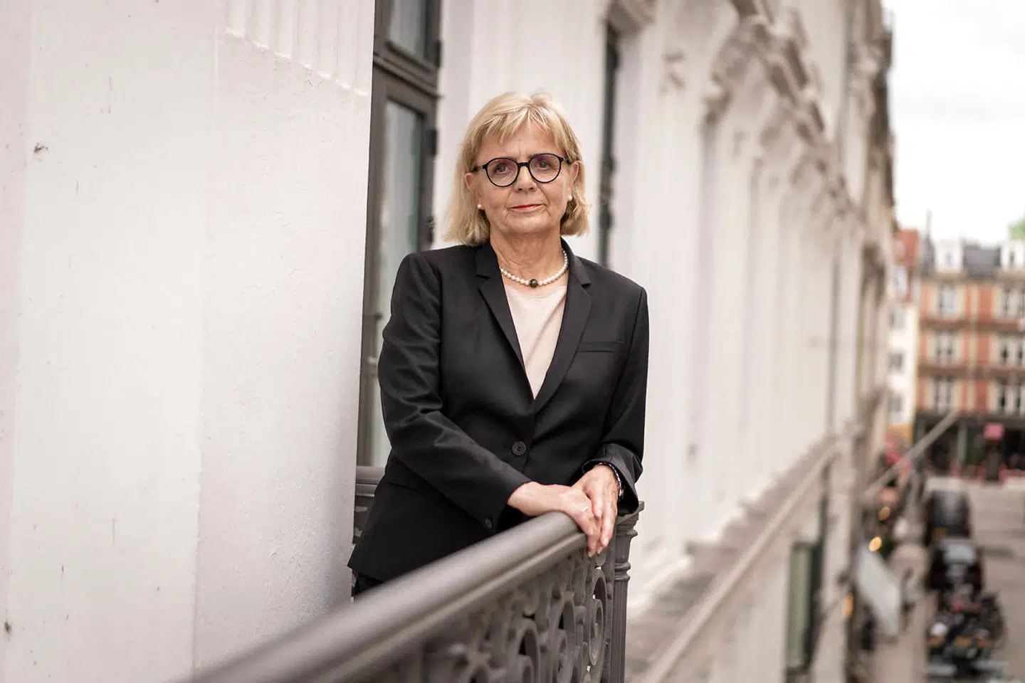 På patruljerne hos politiet i Esbjerg sendte politimesteren Karen Frøsig med ud på patruljer. Det gav hende en mere generel indsigt i politiets arbejde og lærte hende flere ting, hun senere har taget med i karrieren.