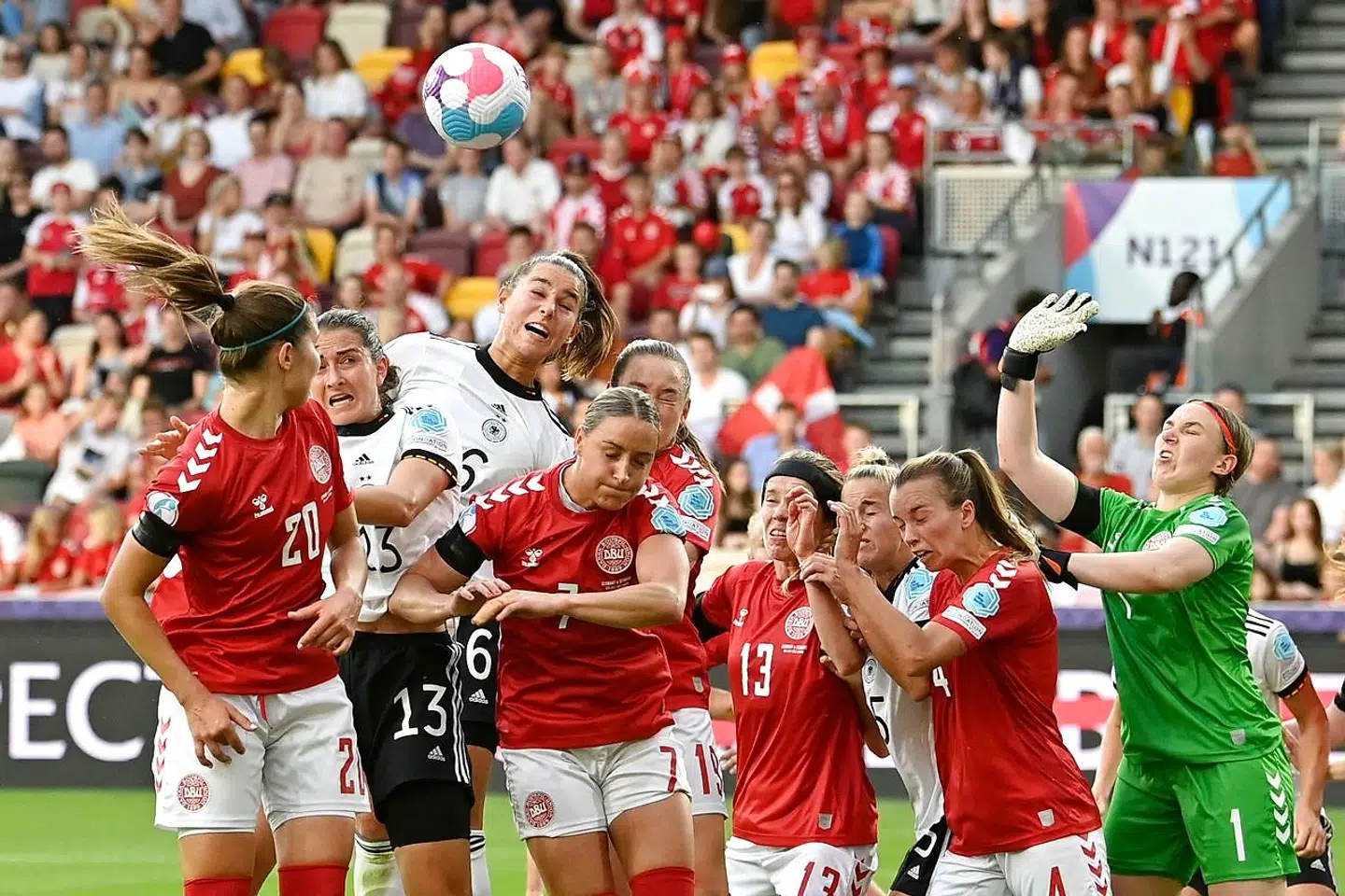 Det danske kvindelandshold mødte fredag aften Tyskland ved EM i kvindefodbold.